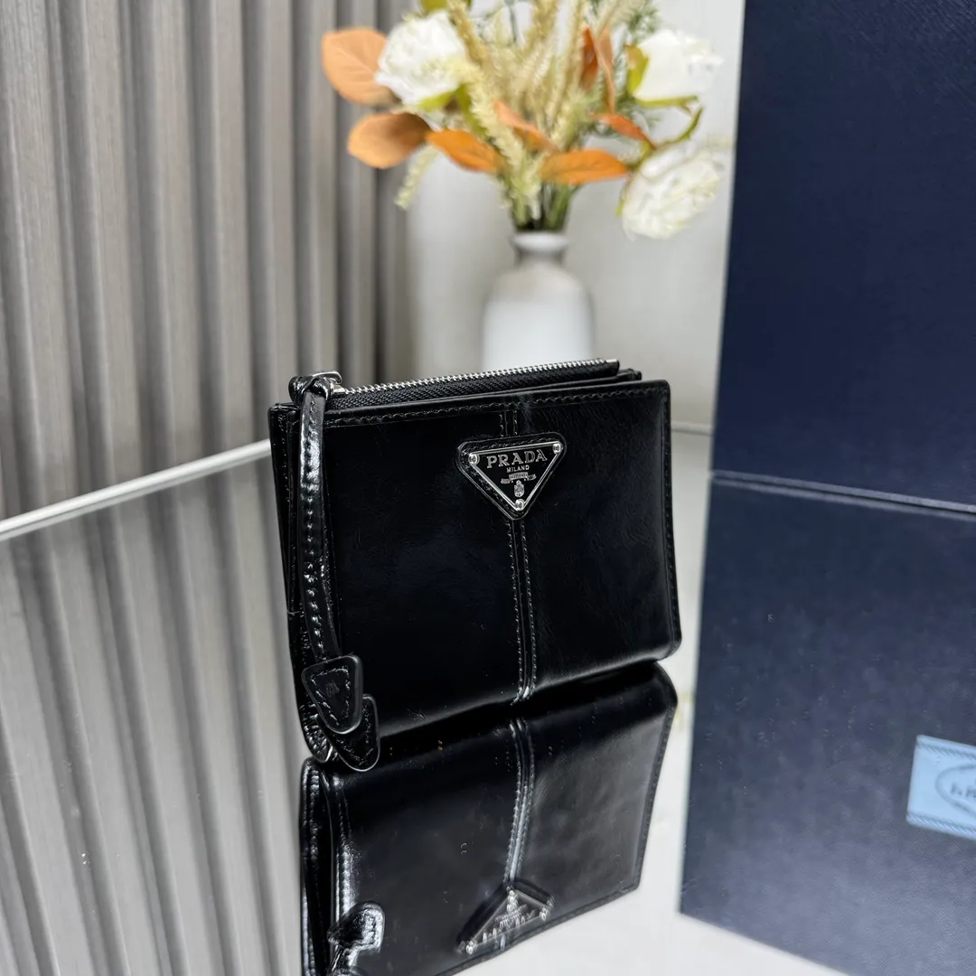P440 [Top original order] PRADA's new short wallet 💼1ML050, internal code 164 OEM code ✨ This leather wallet is embellished with an enamel metal triangle logo, with a sleek and elegant design. The wallet has simple lines and features zippered coin compartments, bill compartments and card slots. The interior of this style is designed with six card slots, two inner pockets, and a bill compartment. to ensure that personal belongings are safe and secure. It is a piece worth collecting. 🏅️🏅️🏅️Size: 11.5*8.5cm