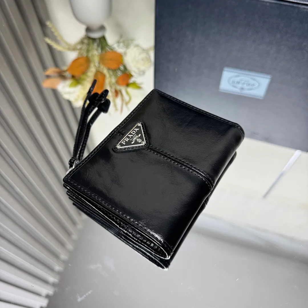 P440 [Top original order] PRADA's new short wallet 💼1ML050, internal code 164 OEM code ✨ This leather wallet is embellished with an enamel metal triangle logo, with a sleek and elegant design. The wallet has simple lines and features zippered coin compartments, bill compartments and card slots. The interior of this style is designed with six card slots, two inner pockets, and a bill compartment. to ensure that personal belongings are safe and secure. It is a piece worth collecting. 🏅️🏅️🏅️Size: 11.5*8.5cm
