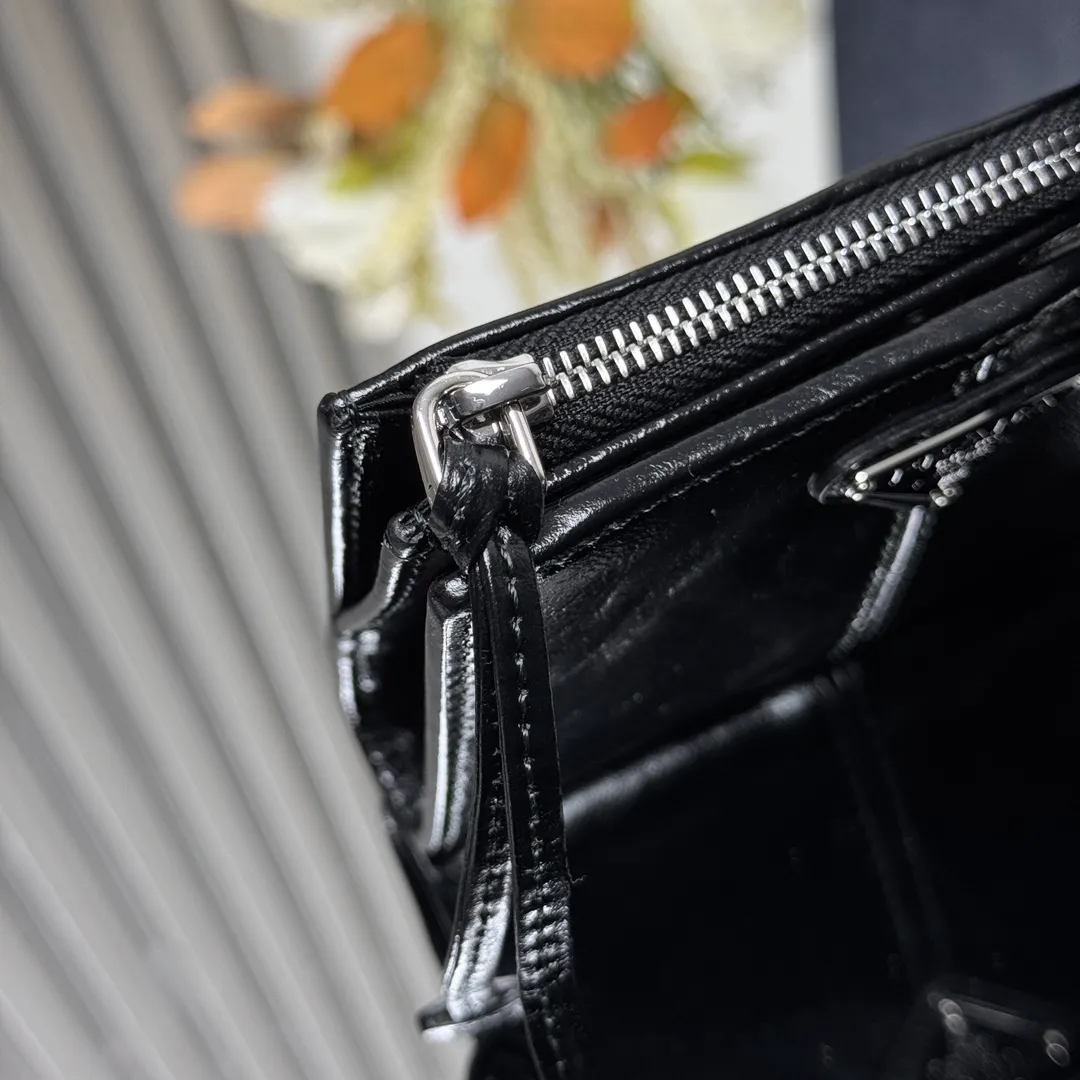 P440 [Top original order] PRADA's new short wallet 💼1ML050, internal code 164 OEM code ✨ This leather wallet is embellished with an enamel metal triangle logo, with a sleek and elegant design. The wallet has simple lines and features zippered coin compartments, bill compartments and card slots. The interior of this style is designed with six card slots, two inner pockets, and a bill compartment. to ensure that personal belongings are safe and secure. It is a piece worth collecting. 🏅️🏅️🏅️Size: 11.5*8.5cm
