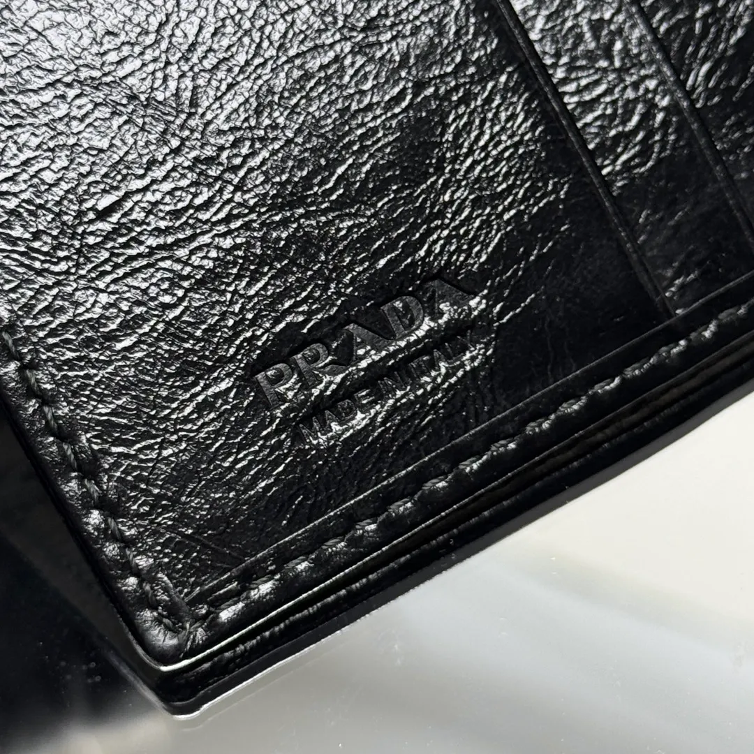 P440 [Top original order] PRADA's new short wallet 💼1ML050, internal code 164 OEM code ✨ This leather wallet is embellished with an enamel metal triangle logo, with a sleek and elegant design. The wallet has simple lines and features zippered coin compartments, bill compartments and card slots. The interior of this style is designed with six card slots, two inner pockets, and a bill compartment. to ensure that personal belongings are safe and secure. It is a piece worth collecting. 🏅️🏅️🏅️Size: 11.5*8.5cm