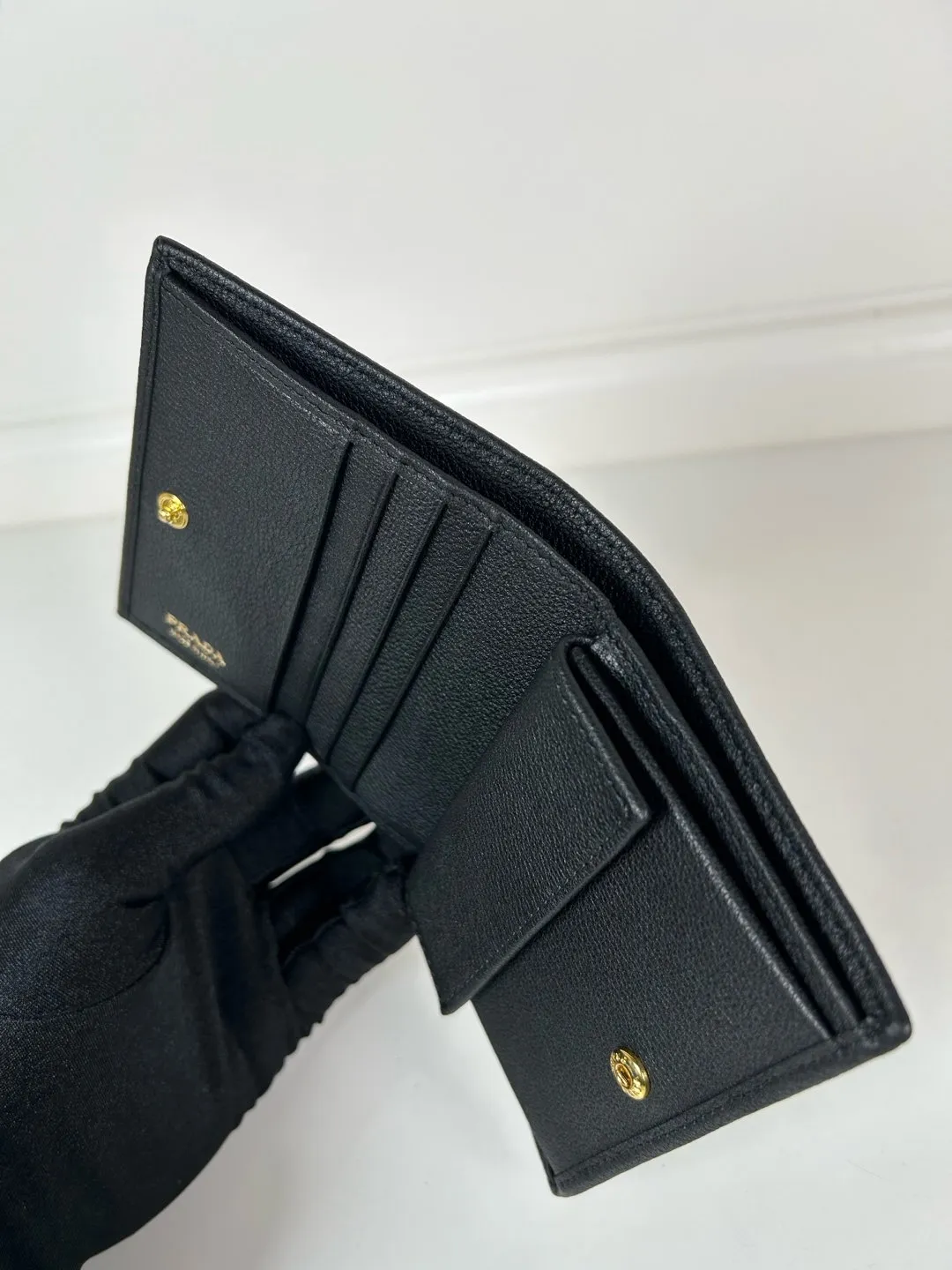 💰440, P Home ➡️Ladies two-fold short clip, model 1M0204, made of fine-grained deerskin, length 11.2 cm and height 9.5cm, simple and practical to enhance personal taste, 175 steel stamp