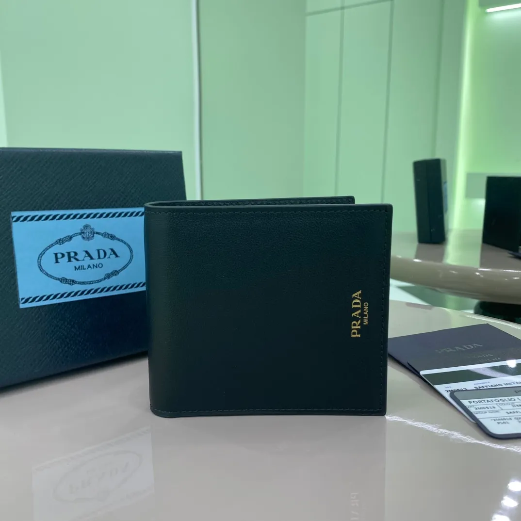 P380 [Top original order] PRADA's new short wallet💼Classic, simple and fashionable, synchronized with the official website, genuine development, model 2M0513, internal code 164 OEM code💋 This elegant and practical leather wallet has a simple and stylish design, with multiple card slots and two bill compartments. The hot-stamped letter logo adds the icing on the cake and makes it more recognizable. 8 card slots, 2 bill compartments🏅️🏅️🏅️Dimensions: 11cm long and 9.5cm high
