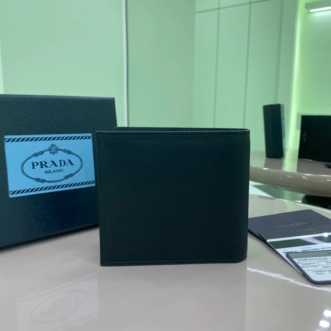 P380 [Top original order] PRADA's new short wallet💼Classic, simple and fashionable, synchronized with the official website, genuine development, model 2M0513, internal code 164 OEM code💋 This elegant and practical leather wallet has a simple and stylish design, with multiple card slots and two bill compartments. The hot-stamped letter logo adds the icing on the cake and makes it more recognizable. 8 card slots, 2 bill compartments🏅️🏅️🏅️Dimensions: 11cm long and 9.5cm high