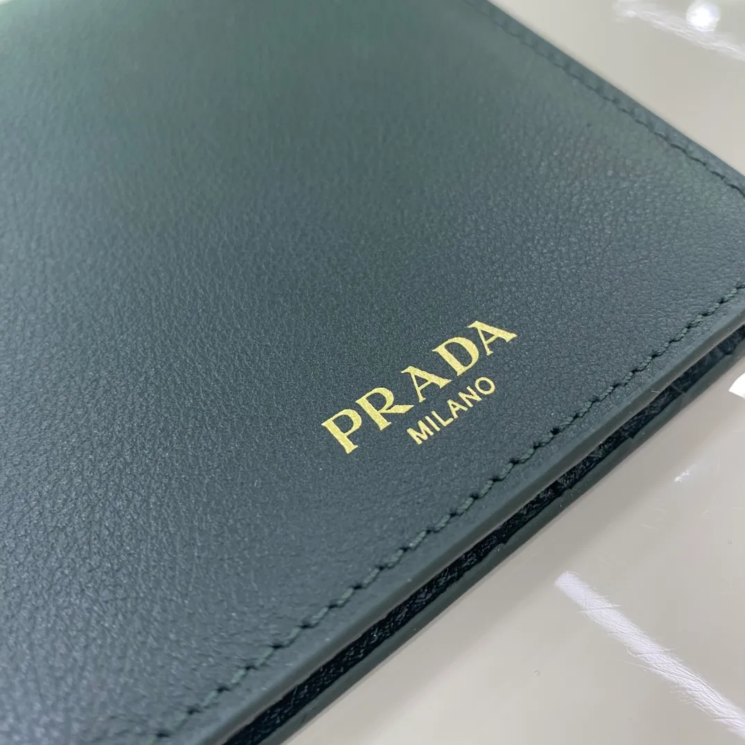 P380 [Top original order] PRADA's new short wallet💼Classic, simple and fashionable, synchronized with the official website, genuine development, model 2M0513, internal code 164 OEM code💋 This elegant and practical leather wallet has a simple and stylish design, with multiple card slots and two bill compartments. The hot-stamped letter logo adds the icing on the cake and makes it more recognizable. 8 card slots, 2 bill compartments🏅️🏅️🏅️Dimensions: 11cm long and 9.5cm high
