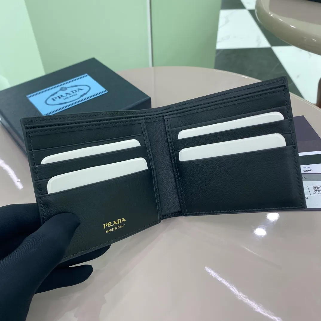 P380 [Top original order] PRADA's new short wallet💼Classic, simple and fashionable, synchronized with the official website, genuine development, model 2M0513, internal code 164 OEM code💋 This elegant and practical leather wallet has a simple and stylish design, with multiple card slots and two bill compartments. The hot-stamped letter logo adds the icing on the cake and makes it more recognizable. 8 card slots, 2 bill compartments🏅️🏅️🏅️Dimensions: 11cm long and 9.5cm high