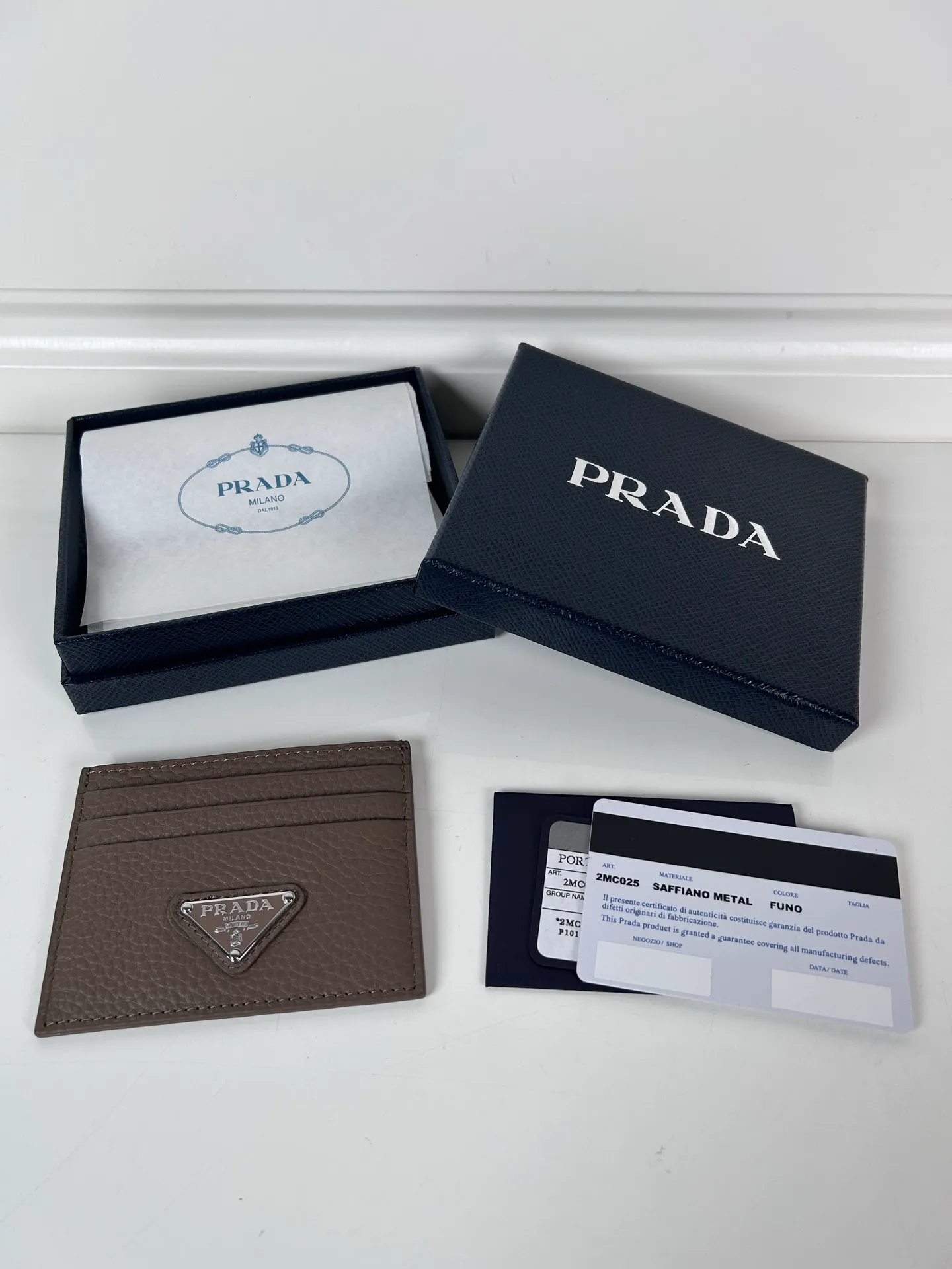 💰300, P Home➡️ Unisex small card holder, gray deerskin triangle logo, model 2MC025, original quality, made of imported deerskin, 6 card slots ➕A middle interlayer, which can hold multiple cards and zeros💰, size 11.2×8.5cm, taken in kind, what you see is what you get