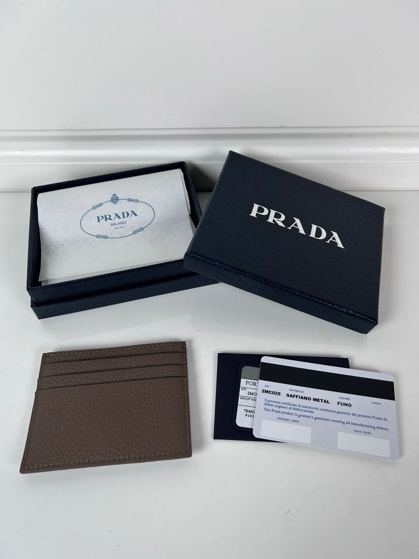 💰300, P Home➡️ Unisex small card holder, gray deerskin triangle logo, model 2MC025, original quality, made of imported deerskin, 6 card slots ➕A middle interlayer, which can hold multiple cards and zeros💰, size 11.2×8.5cm, taken in kind, what you see is what you get
