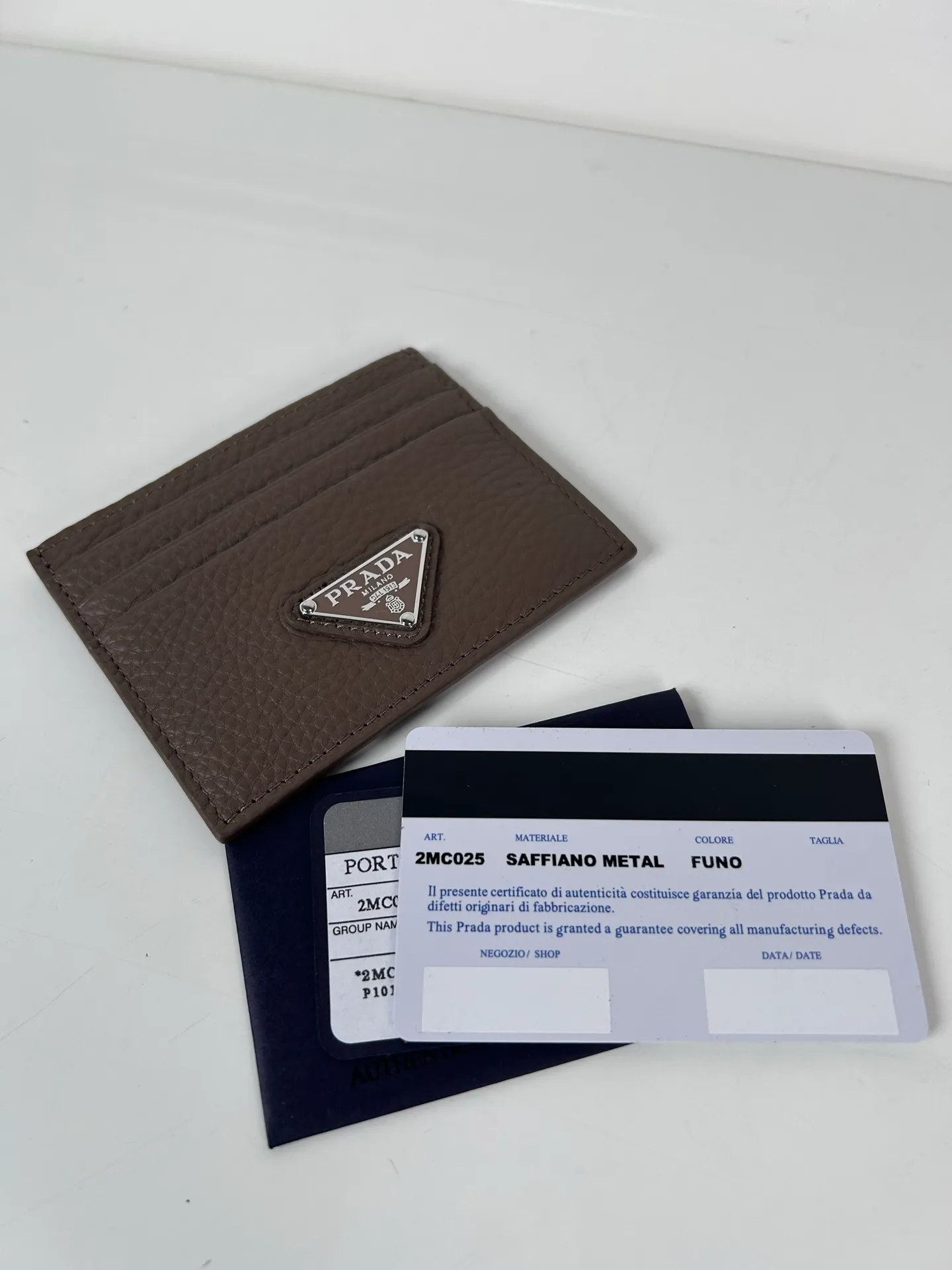💰300, P Home➡️ Unisex small card holder, gray deerskin triangle logo, model 2MC025, original quality, made of imported deerskin, 6 card slots ➕A middle interlayer, which can hold multiple cards and zeros💰, size 11.2×8.5cm, taken in kind, what you see is what you get
