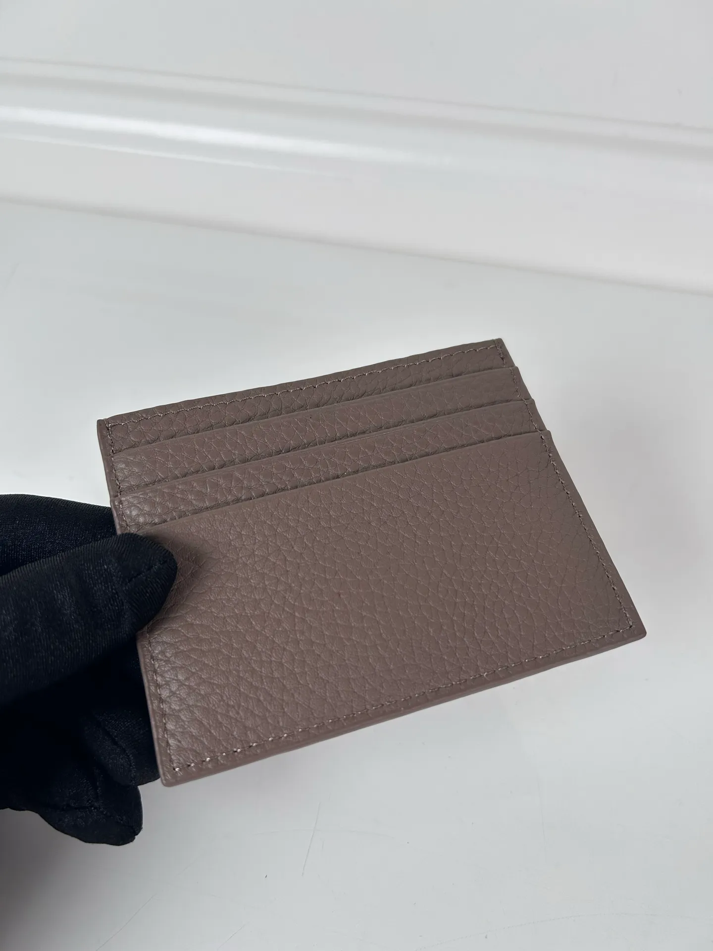 💰300, P Home➡️ Unisex small card holder, gray deerskin triangle logo, model 2MC025, original quality, made of imported deerskin, 6 card slots ➕A middle interlayer, which can hold multiple cards and zeros💰, size 11.2×8.5cm, taken in kind, what you see is what you get