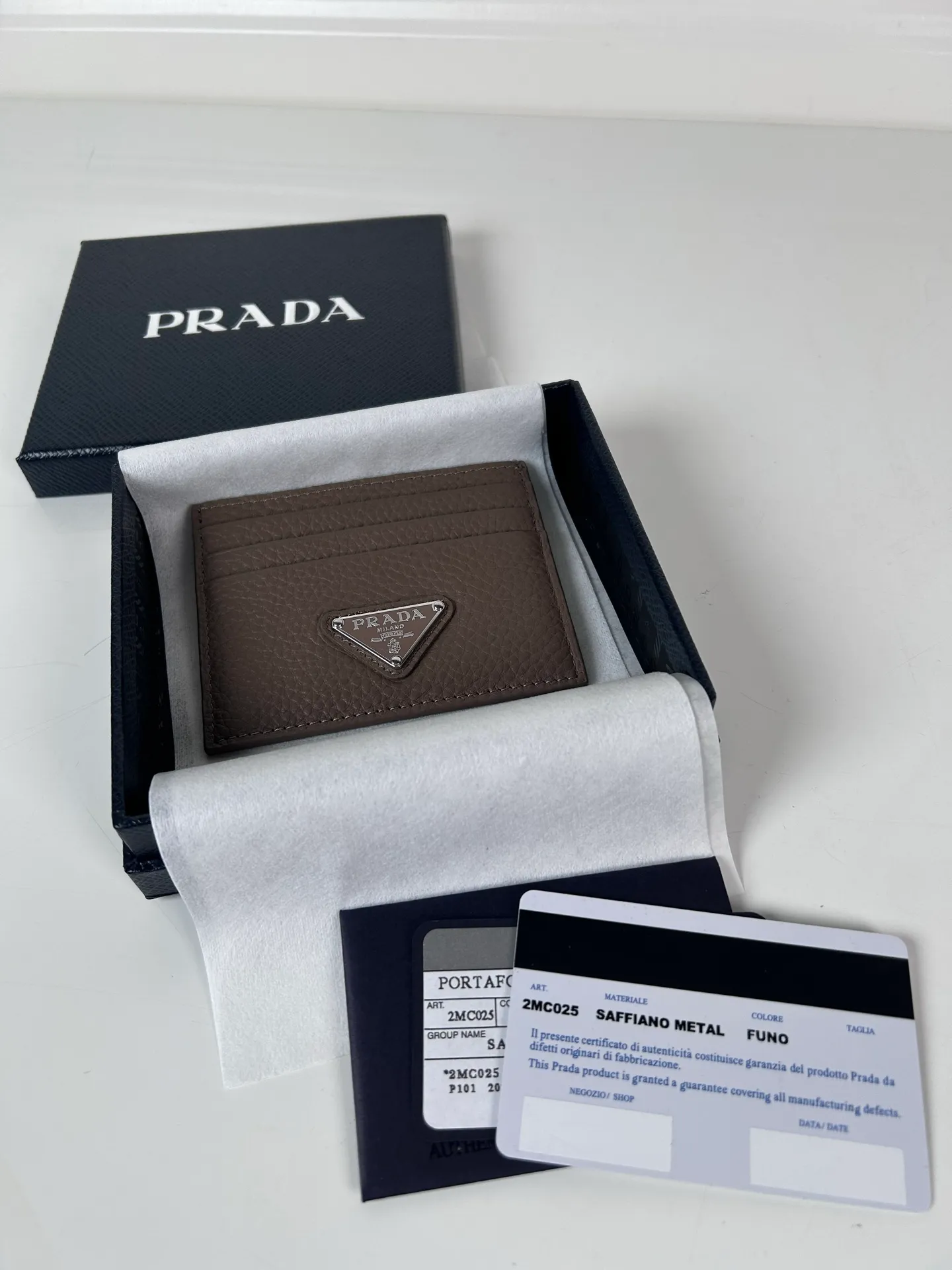 💰300, P Home➡️ Unisex small card holder, gray deerskin triangle logo, model 2MC025, original quality, made of imported deerskin, 6 card slots ➕A middle interlayer, which can hold multiple cards and zeros💰, size 11.2×8.5cm, taken in kind, what you see is what you get