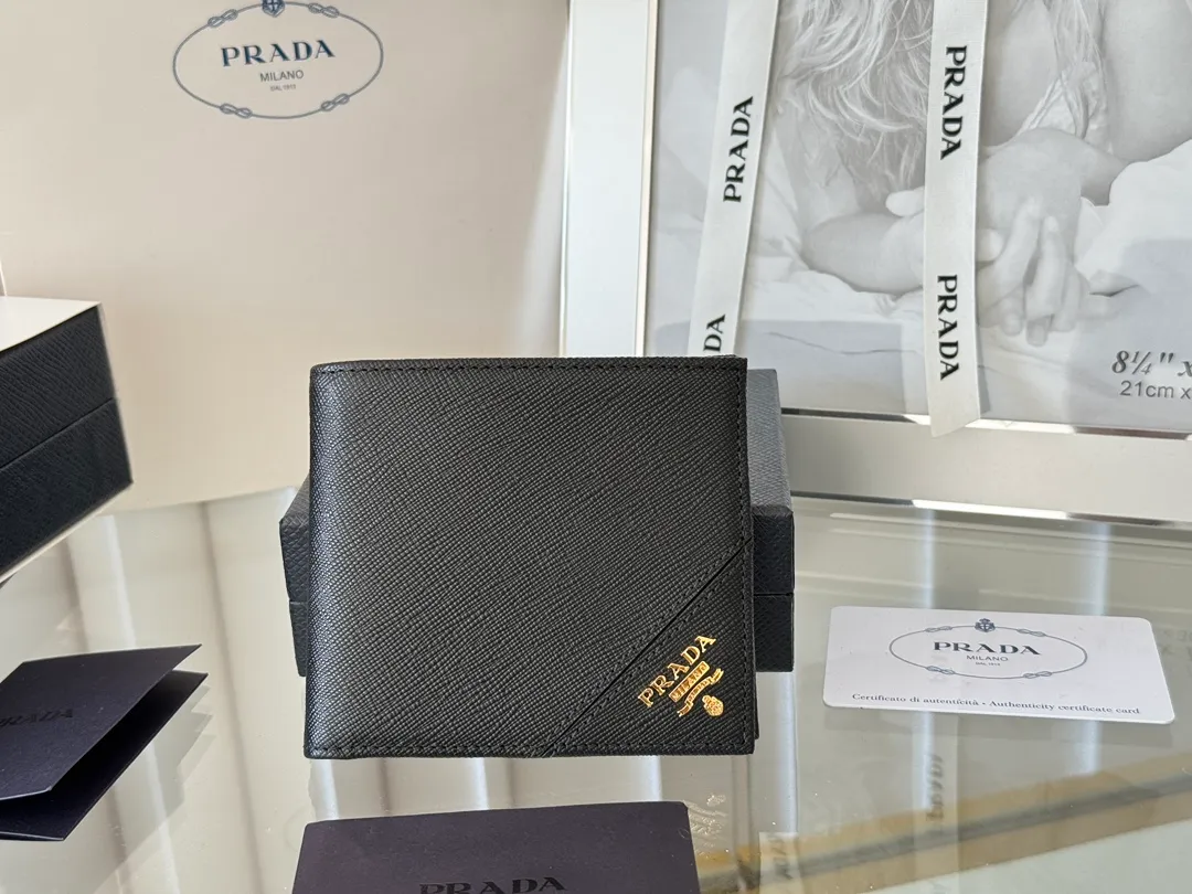 prada men's cross pattern short clip, easy to store, can hold 8 cards and cash, a must-have for men, model 2M0513, original quality, Saffiano cross pattern➕made from imported hardware, size 11cm×9.5cm, color as shown