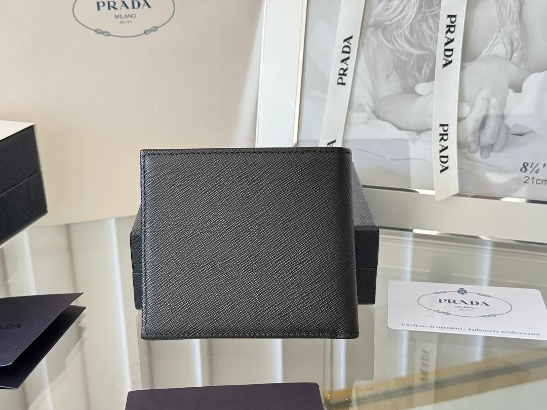 prada men's cross pattern short clip, easy to store, can hold 8 cards and cash, a must-have for men, model 2M0513, original quality, Saffiano cross pattern➕made from imported hardware, size 11cm×9.5cm, color as shown
