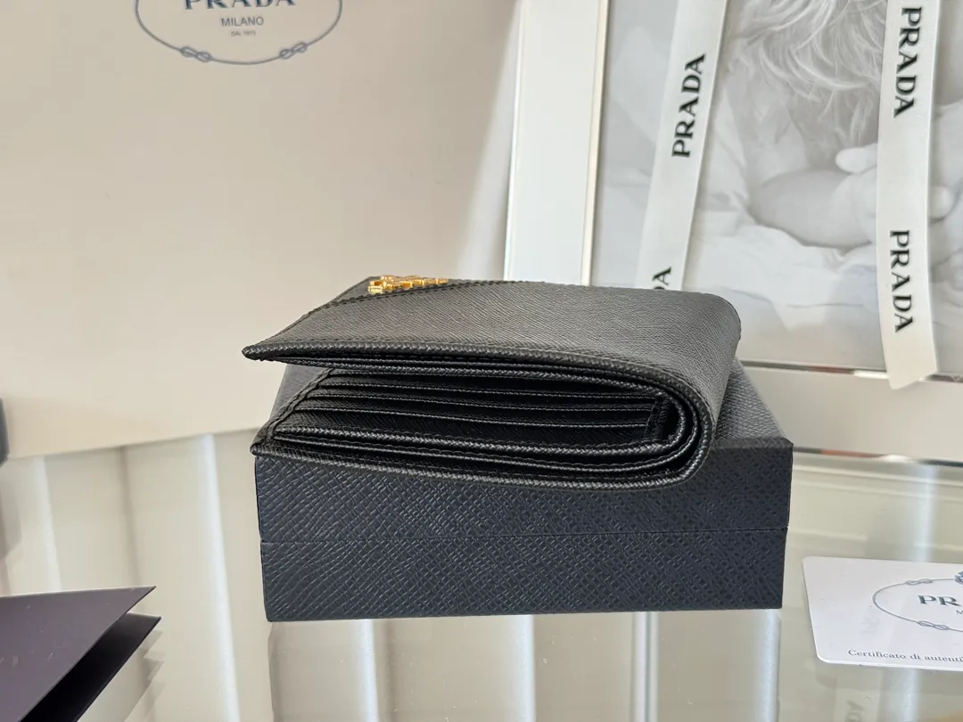 prada men's cross pattern short clip, easy to store, can hold 8 cards and cash, a must-have for men, model 2M0513, original quality, Saffiano cross pattern➕made from imported hardware, size 11cm×9.5cm, color as shown