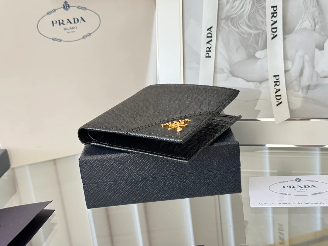 prada men's cross pattern short clip, easy to store, can hold 8 cards and cash, a must-have for men, model 2M0513, original quality, Saffiano cross pattern➕made from imported hardware, size 11cm×9.5cm, color as shown
