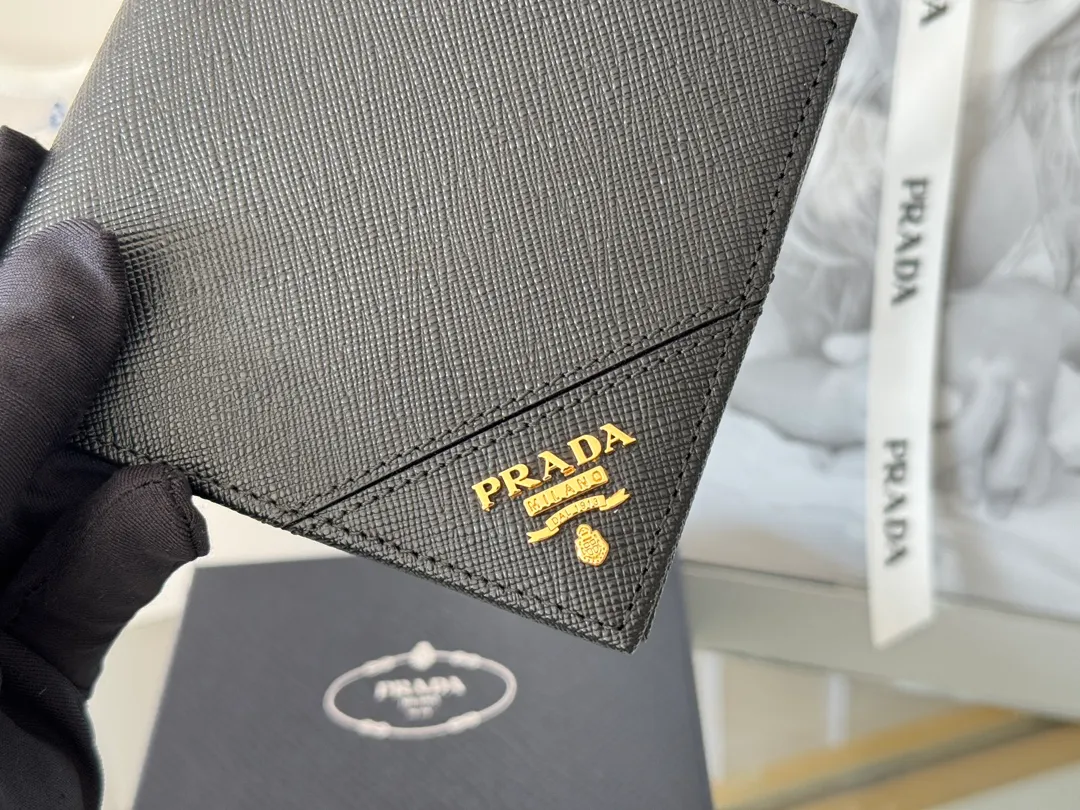 prada men's cross pattern short clip, easy to store, can hold 8 cards and cash, a must-have for men, model 2M0513, original quality, Saffiano cross pattern➕made from imported hardware, size 11cm×9.5cm, color as shown