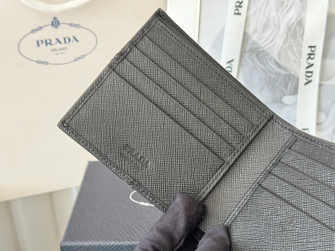 prada men's cross pattern short clip, easy to store, can hold 8 cards and cash, a must-have for men, model 2M0513, original quality, Saffiano cross pattern➕made from imported hardware, size 11cm×9.5cm, color as shown