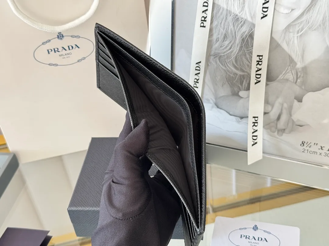 prada men's cross pattern short clip, easy to store, can hold 8 cards and cash, a must-have for men, model 2M0513, original quality, Saffiano cross pattern➕made from imported hardware, size 11cm×9.5cm, color as shown