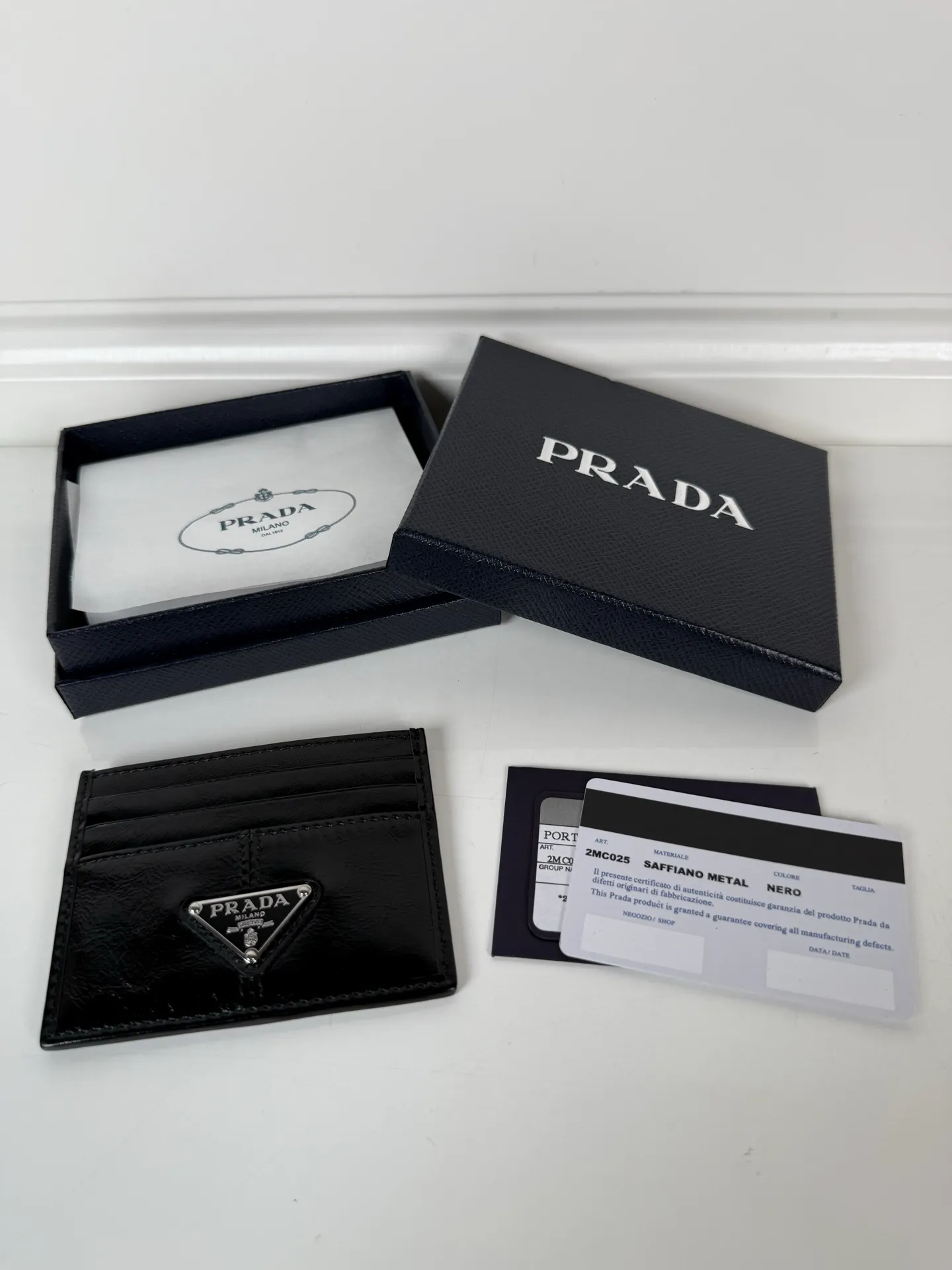 💰300, P Home ➡️ Unisex small card holder, black waxed leather triangle logo, model 2MC025, original quality, made of imported deerskin, 6 card slots ➕ One middle compartment, can hold multiple cards and zeros 💰, size 11.2×8.5cm, taken in kind, what you see is what you get