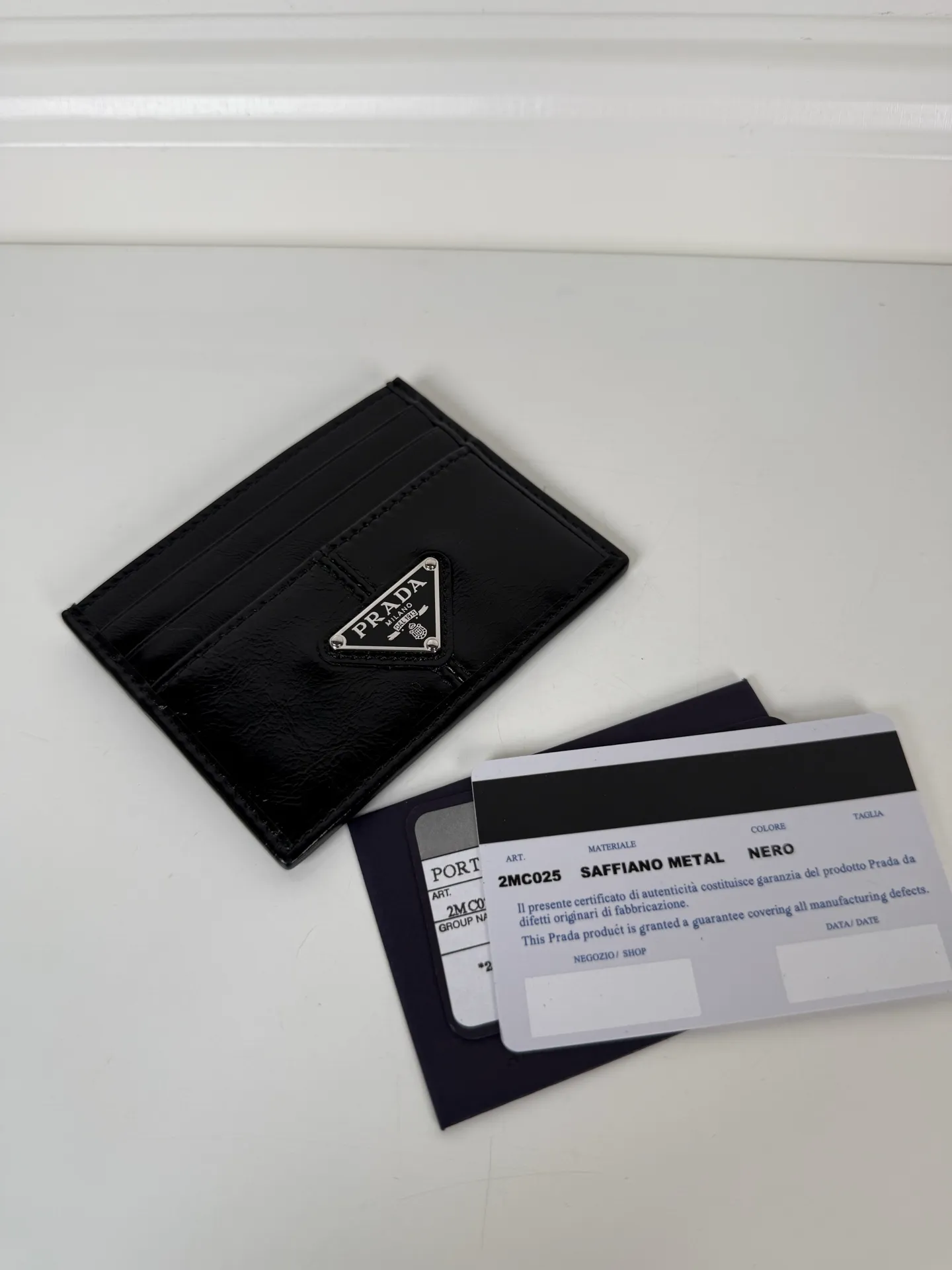💰300, P Home ➡️ Unisex small card holder, black waxed leather triangle logo, model 2MC025, original quality, made of imported deerskin, 6 card slots ➕ One middle compartment, can hold multiple cards and zeros 💰, size 11.2×8.5cm, taken in kind, what you see is what you get