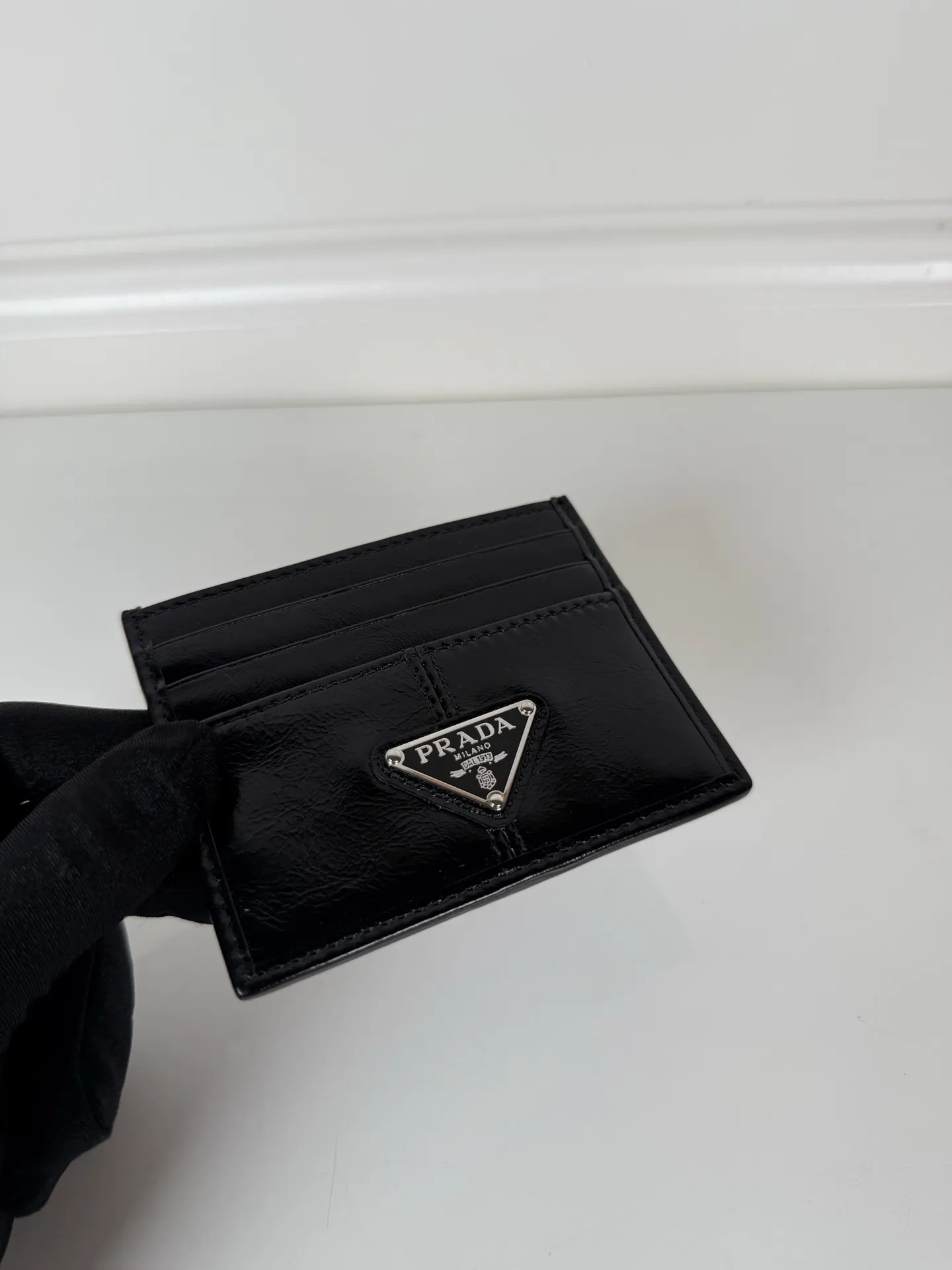 💰300, P Home ➡️ Unisex small card holder, black waxed leather triangle logo, model 2MC025, original quality, made of imported deerskin, 6 card slots ➕ One middle compartment, can hold multiple cards and zeros 💰, size 11.2×8.5cm, taken in kind, what you see is what you get