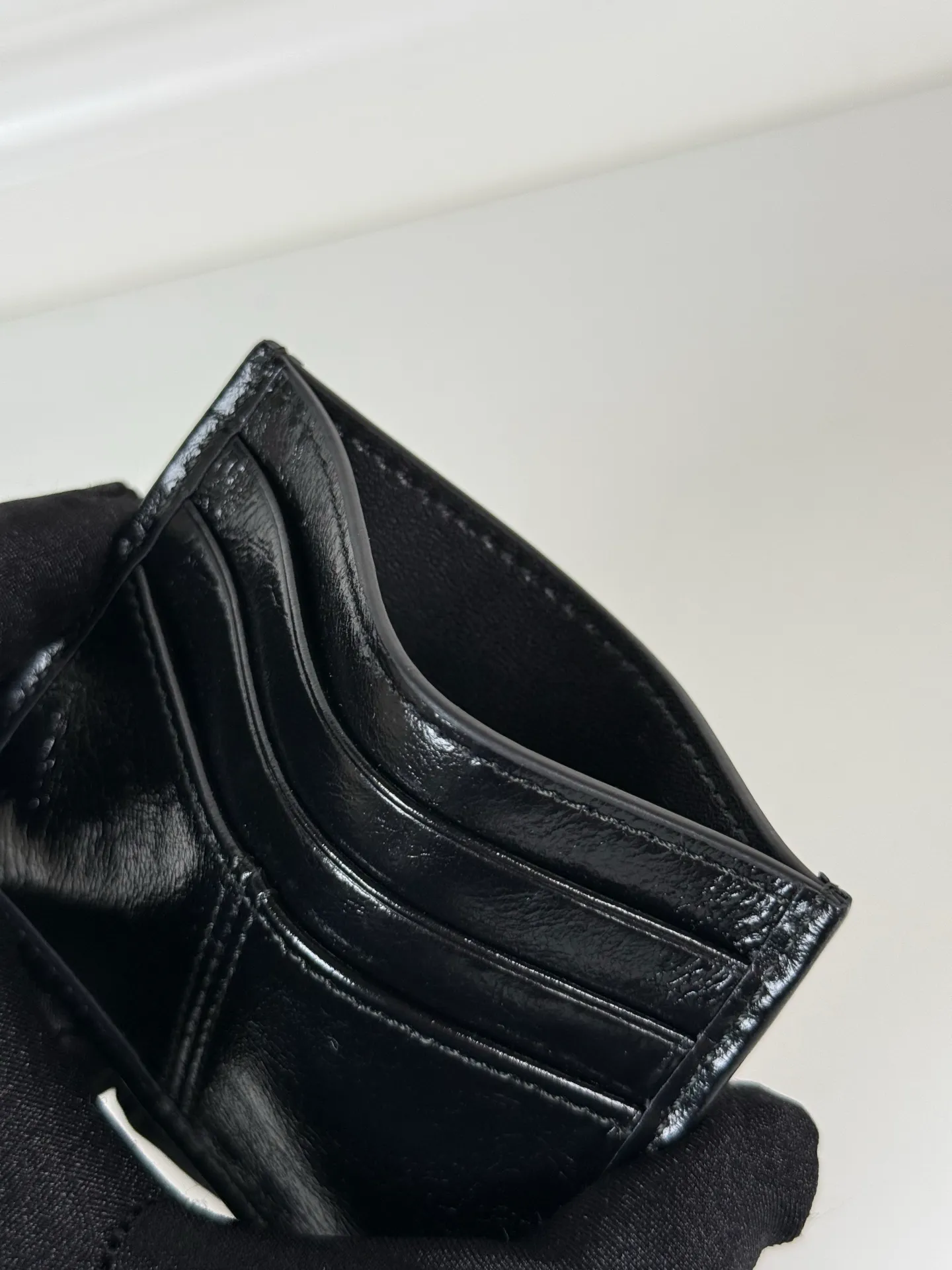 💰300, P Home ➡️ Unisex small card holder, black waxed leather triangle logo, model 2MC025, original quality, made of imported deerskin, 6 card slots ➕ One middle compartment, can hold multiple cards and zeros 💰, size 11.2×8.5cm, taken in kind, what you see is what you get