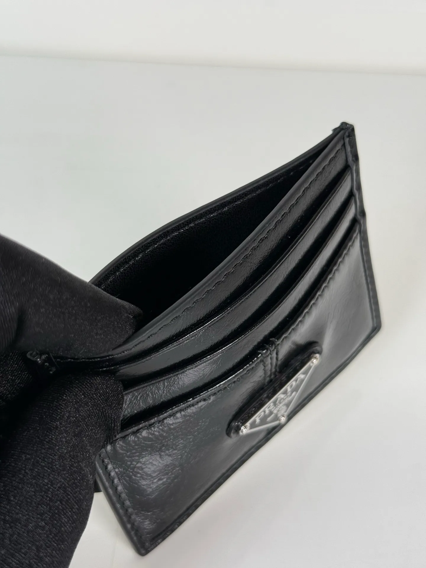 💰300, P Home ➡️ Unisex small card holder, black waxed leather triangle logo, model 2MC025, original quality, made of imported deerskin, 6 card slots ➕ One middle compartment, can hold multiple cards and zeros 💰, size 11.2×8.5cm, taken in kind, what you see is what you get
