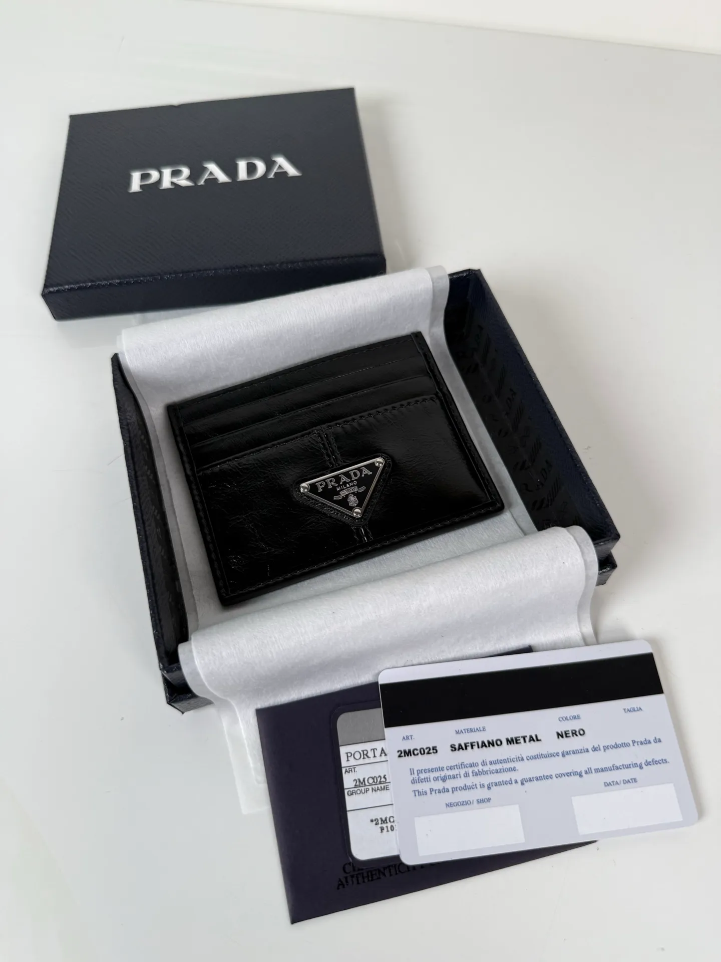 💰300, P Home ➡️ Unisex small card holder, black waxed leather triangle logo, model 2MC025, original quality, made of imported deerskin, 6 card slots ➕ One middle compartment, can hold multiple cards and zeros 💰, size 11.2×8.5cm, taken in kind, what you see is what you get