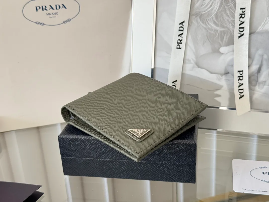 prada men's cross pattern short clip, easy to store, can hold 8 cards and cash, a must-have for men, model 2M0513, original quality, Saffiano cross pattern➕made from imported hardware, size 11cm×9.5cm, color as shown