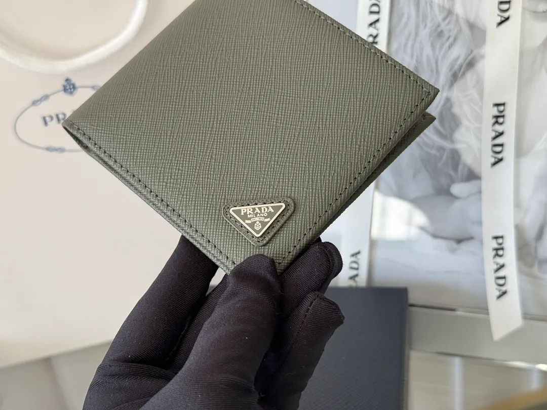 prada men's cross pattern short clip, easy to store, can hold 8 cards and cash, a must-have for men, model 2M0513, original quality, Saffiano cross pattern➕made from imported hardware, size 11cm×9.5cm, color as shown