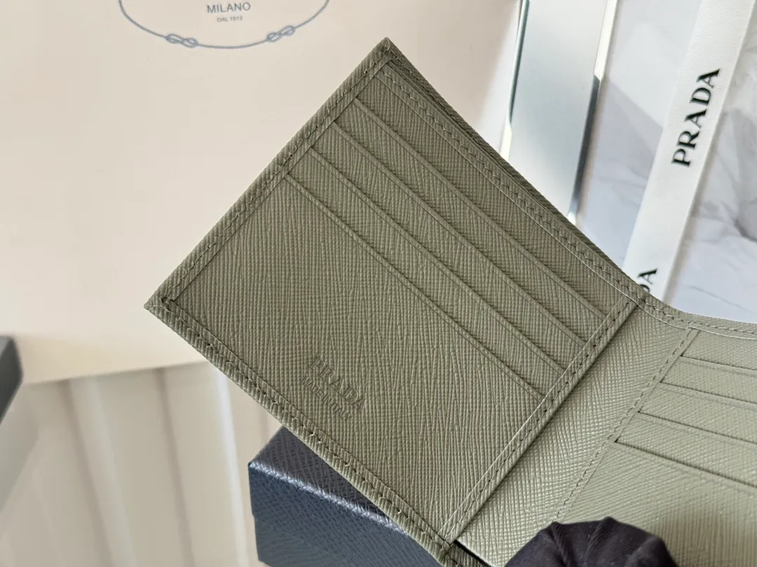 prada men's cross pattern short clip, easy to store, can hold 8 cards and cash, a must-have for men, model 2M0513, original quality, Saffiano cross pattern➕made from imported hardware, size 11cm×9.5cm, color as shown
