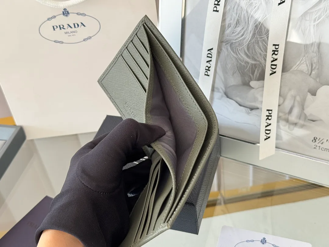 prada men's cross pattern short clip, easy to store, can hold 8 cards and cash, a must-have for men, model 2M0513, original quality, Saffiano cross pattern➕made from imported hardware, size 11cm×9.5cm, color as shown