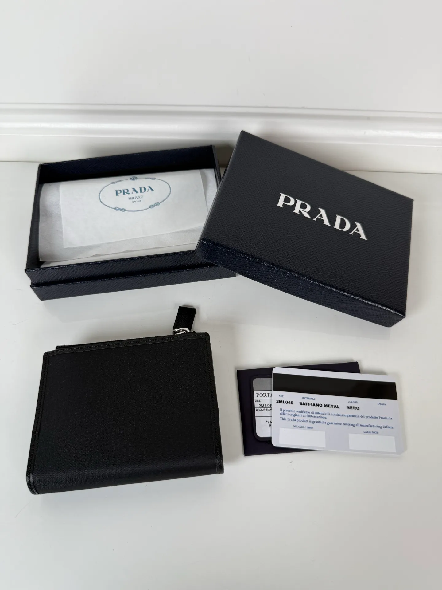 💰440, P Home ➡️ Unisex short wallet, model 2ML049, made of cross-grain cowhide + nylon fabric, eight card slots, one receipt compartment, one zipper coin bag, length 11.5cm, height 9.5cm, 175 steel stamp, meticulous and neat workmanship, as shown in the picture
