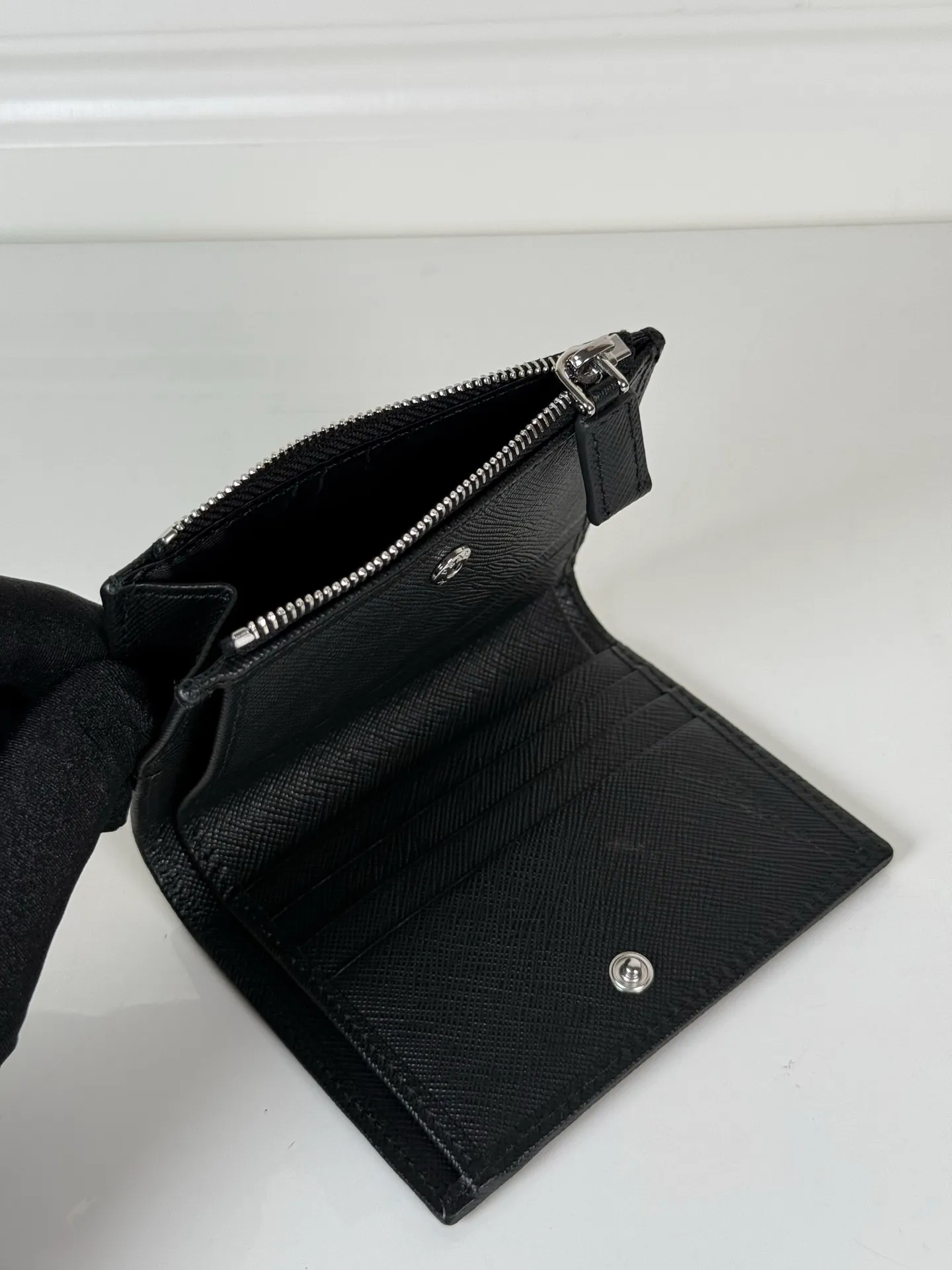 💰440, P Home ➡️ Unisex short wallet, model 2ML049, made of cross-grain cowhide + nylon fabric, eight card slots, one receipt compartment, one zipper coin bag, length 11.5cm, height 9.5cm, 175 steel stamp, meticulous and neat workmanship, as shown in the picture