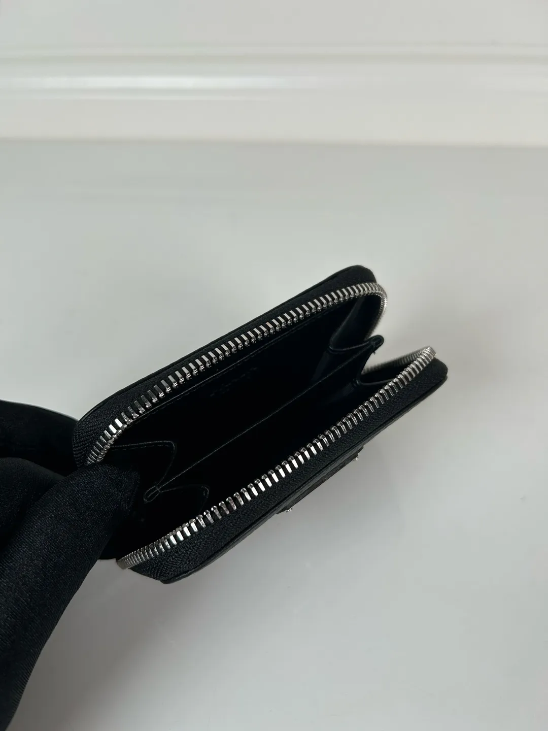 💰440, P Home ➡️ Deerskin card holder for men and women, model 2MM003, classic and practical zipper design, pleated card slots inside, convenient for classification and storage. Perfect for going out alone with your mobile phone in summer or putting it in a small bag. Size 11×7.5cm, original quality, your best choice