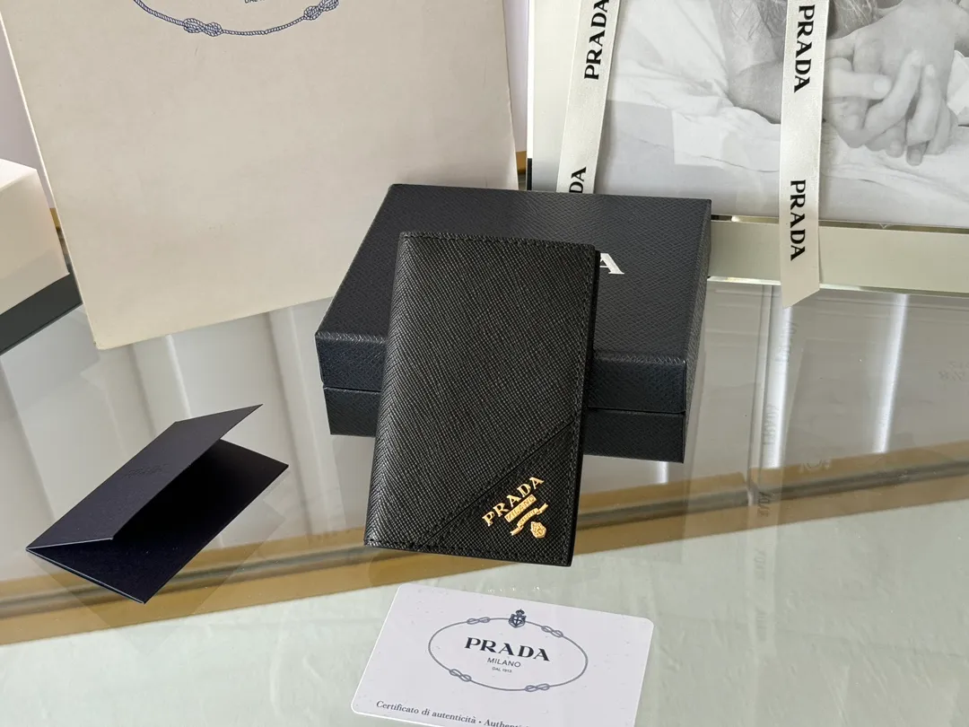 Prada cross pattern unisex card holder, can be placed in pockets, bags, and can be held in the hand. Made of cross pattern imported calfskin, pocket card holder, can hold change, 6 card slots, simple, elegant and fashionable. Model 2MC101, color as shown in the picture, size 11×7cm, original quality