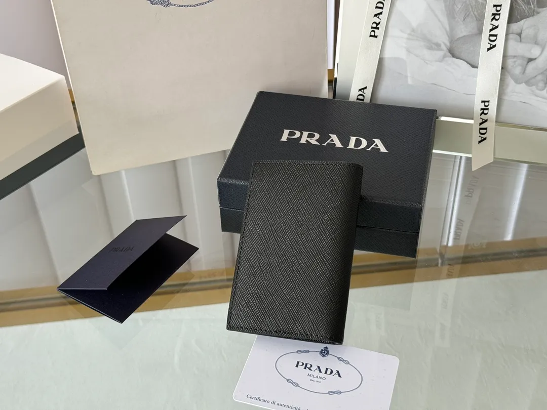 Prada cross pattern unisex card holder, can be placed in pockets, bags, and can be held in the hand. Made of cross pattern imported calfskin, pocket card holder, can hold change, 6 card slots, simple, elegant and fashionable. Model 2MC101, color as shown in the picture, size 11×7cm, original quality