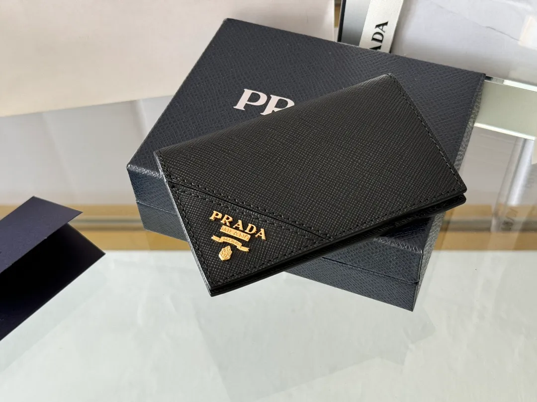Prada cross pattern unisex card holder, can be placed in pockets, bags, and can be held in the hand. Made of cross pattern imported calfskin, pocket card holder, can hold change, 6 card slots, simple, elegant and fashionable. Model 2MC101, color as shown in the picture, size 11×7cm, original quality