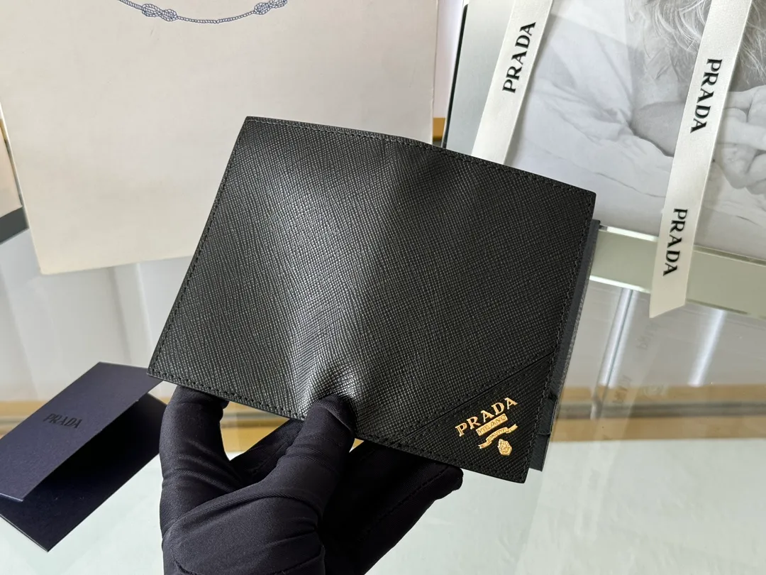 Prada cross pattern unisex card holder, can be placed in pockets, bags, and can be held in the hand. Made of cross pattern imported calfskin, pocket card holder, can hold change, 6 card slots, simple, elegant and fashionable. Model 2MC101, color as shown in the picture, size 11×7cm, original quality
