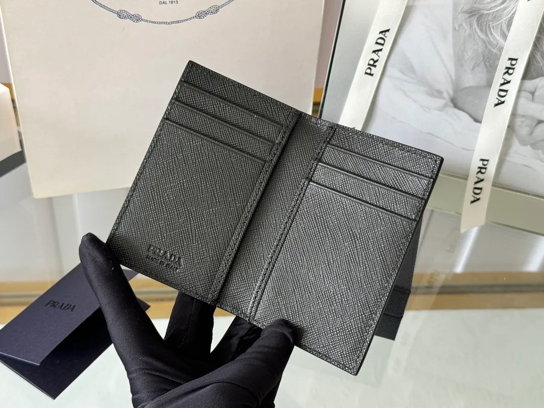 Prada cross pattern unisex card holder, can be placed in pockets, bags, and can be held in the hand. Made of cross pattern imported calfskin, pocket card holder, can hold change, 6 card slots, simple, elegant and fashionable. Model 2MC101, color as shown in the picture, size 11×7cm, original quality