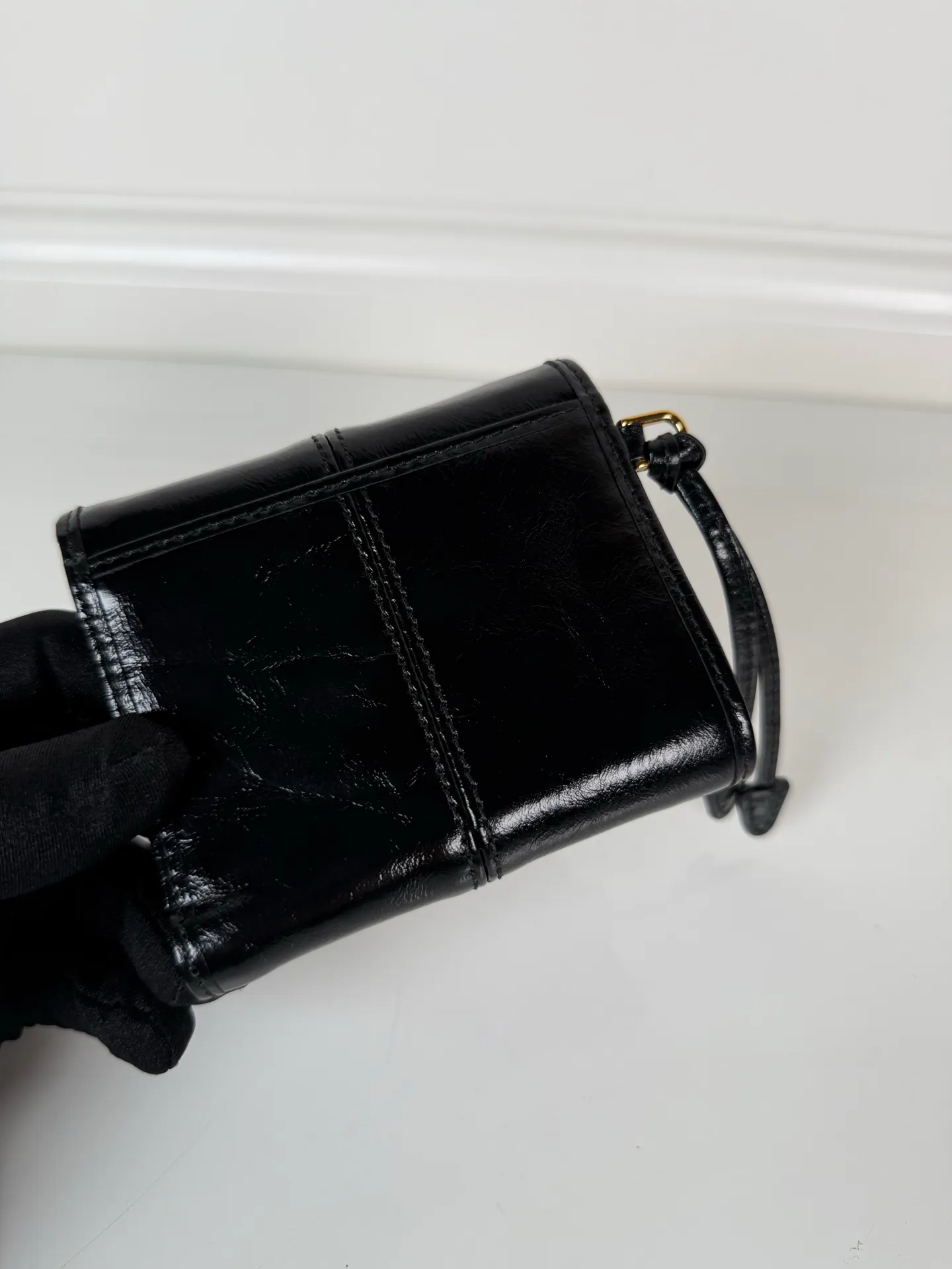 💰480, P Home ➡️Women's black waxed leather short clip, original quality, model 1MH043, four card slots, one receipt compartment, two ID pockets, one external pocket, one internal flip-top coin pocket, size 10x8.5cm.