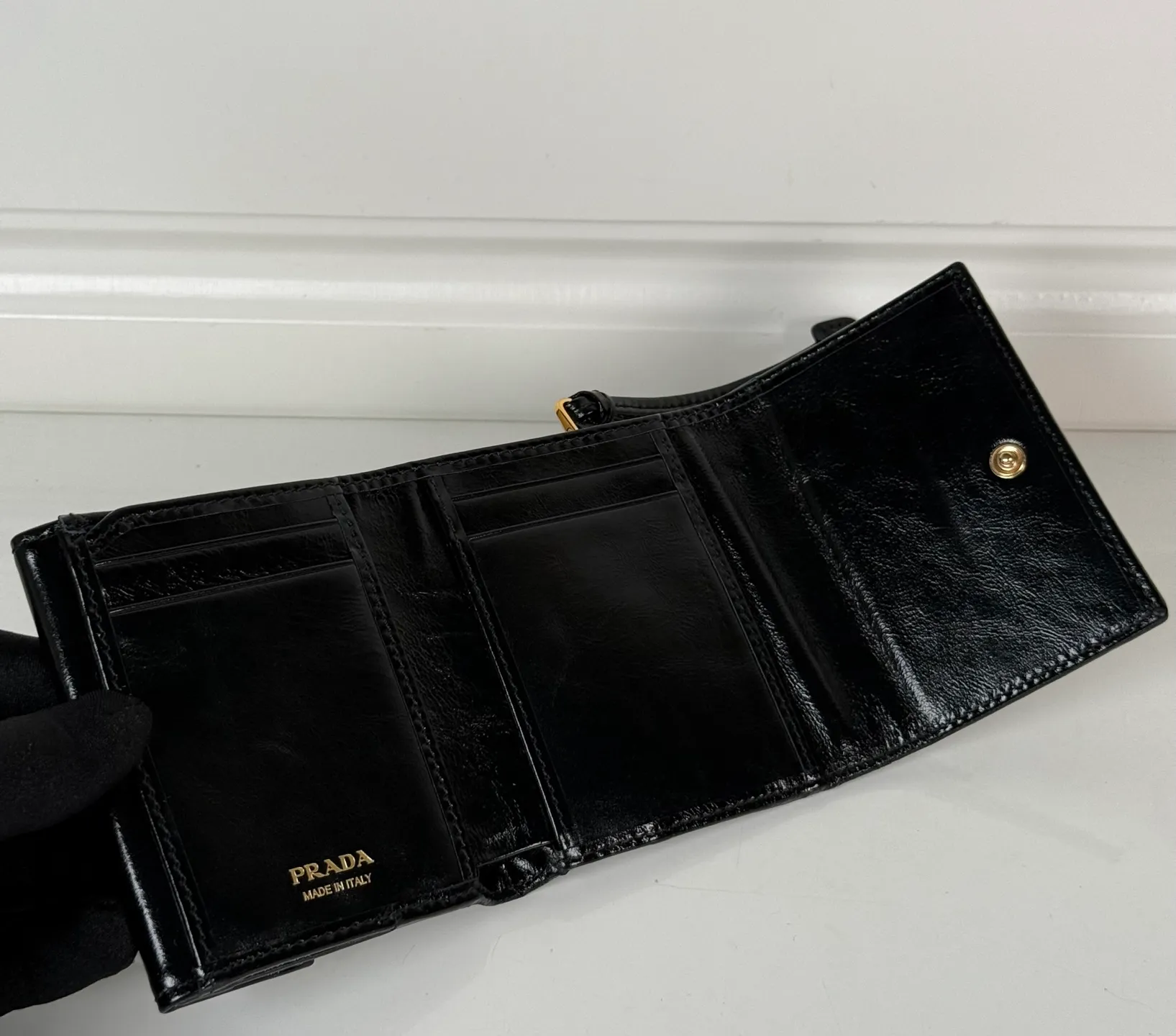 💰480, P Home ➡️Women's black waxed leather short clip, original quality, model 1MH043, four card slots, one receipt compartment, two ID pockets, one external pocket, one internal flip-top coin pocket, size 10x8.5cm.