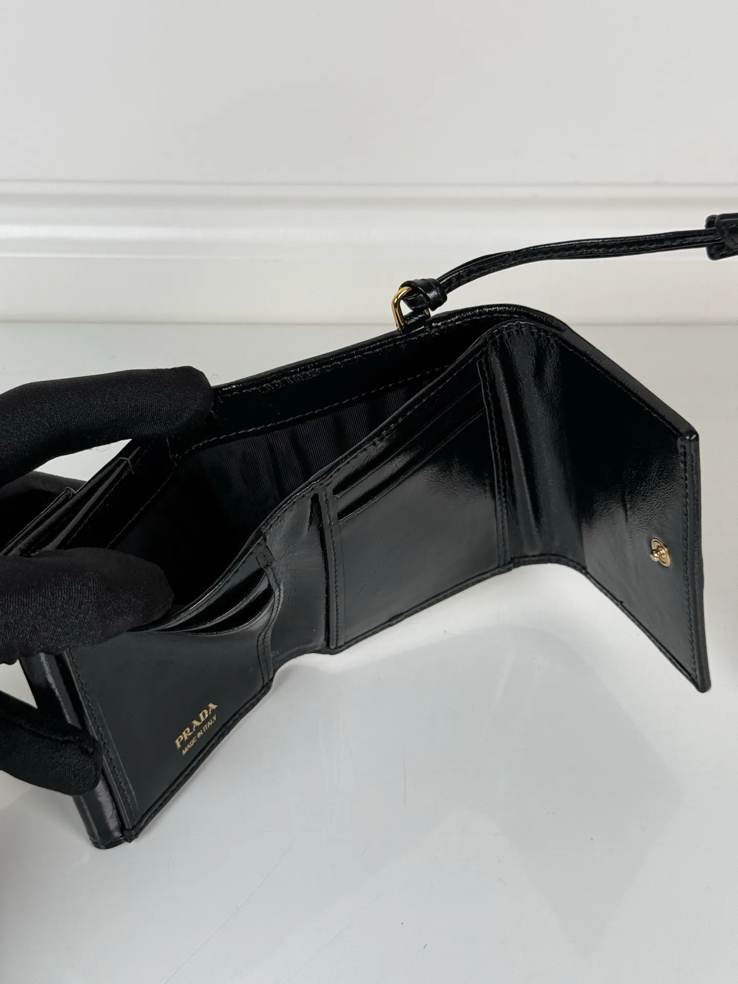 💰480, P Home ➡️Women's black waxed leather short clip, original quality, model 1MH043, four card slots, one receipt compartment, two ID pockets, one external pocket, one internal flip-top coin pocket, size 10x8.5cm.