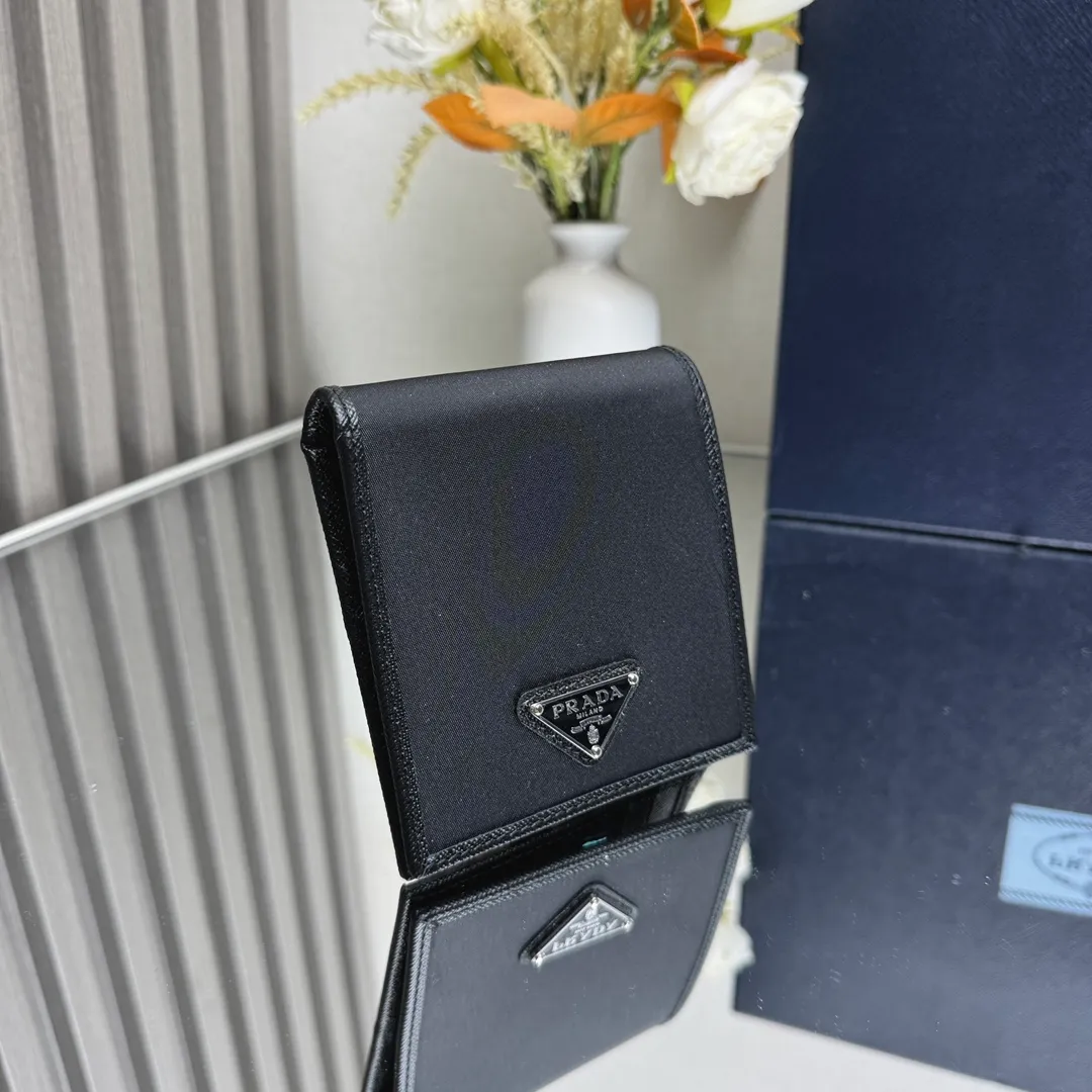 P380 [Top original order] Prada's new men's short wallet💼Classic hot style👏Model 2M0513, inner code 164 OEM code💋This modern and fashionable wallet is made of regenerated nylon (Re-Nylon), an innovative fabric that comes from recycled and purified plastics in the ocean. Decorated with Saffiano leather details, the interior features multiple card slots and two bill compartments. It has eight card pockets and multiple compartments. The design is practical and reflects urban style. 🏅️🏅️🏅️Size: length 11cm*height 9.5cm