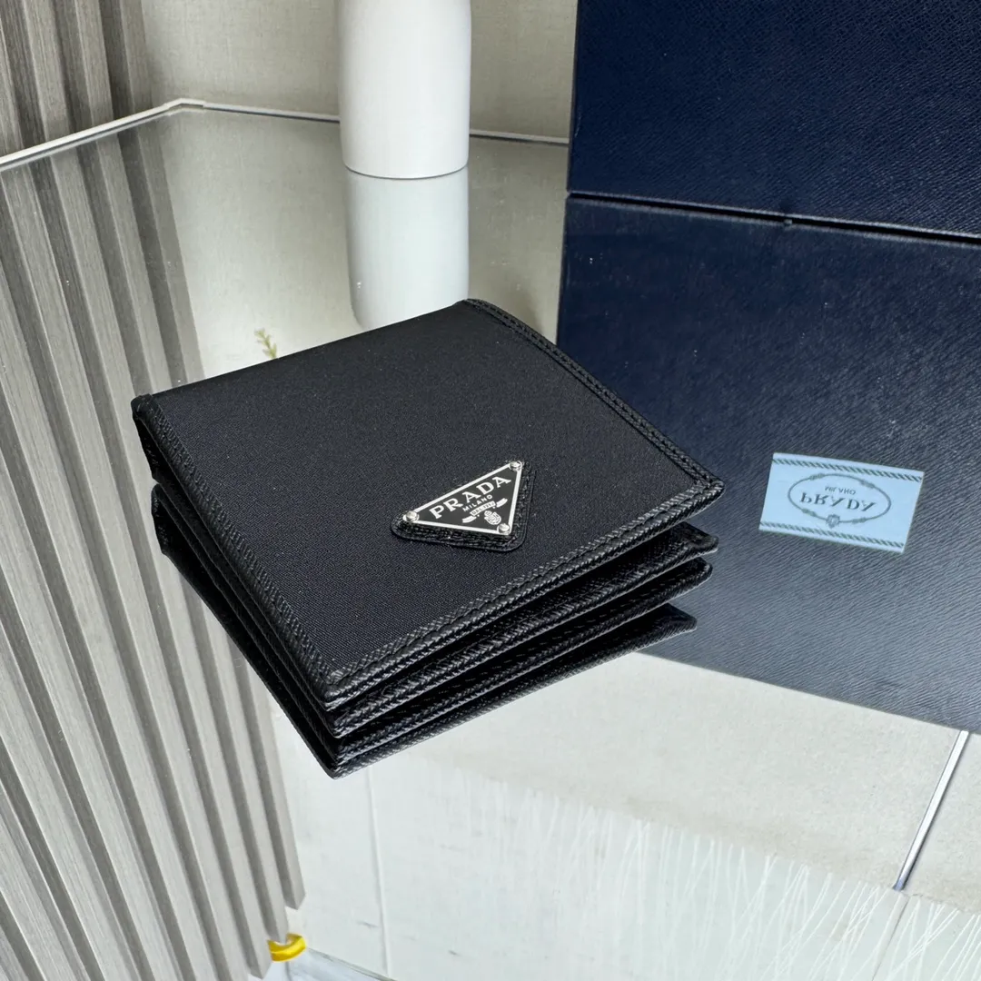 P380 [Top original order] Prada's new men's short wallet💼Classic hot style👏Model 2M0513, inner code 164 OEM code💋This modern and fashionable wallet is made of regenerated nylon (Re-Nylon), an innovative fabric that comes from recycled and purified plastics in the ocean. Decorated with Saffiano leather details, the interior features multiple card slots and two bill compartments. It has eight card pockets and multiple compartments. The design is practical and reflects urban style. 🏅️🏅️🏅️Size: length 11cm*height 9.5cm