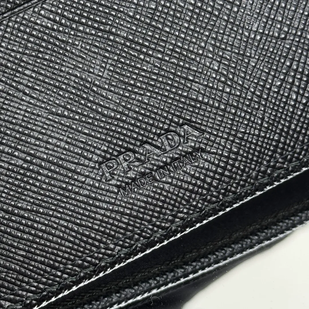 P380 [Top original order] Prada's new men's short wallet💼Classic hot style👏Model 2M0513, inner code 164 OEM code💋This modern and fashionable wallet is made of regenerated nylon (Re-Nylon), an innovative fabric that comes from recycled and purified plastics in the ocean. Decorated with Saffiano leather details, the interior features multiple card slots and two bill compartments. It has eight card pockets and multiple compartments. The design is practical and reflects urban style. 🏅️🏅️🏅️Size: length 11cm*height 9.5cm