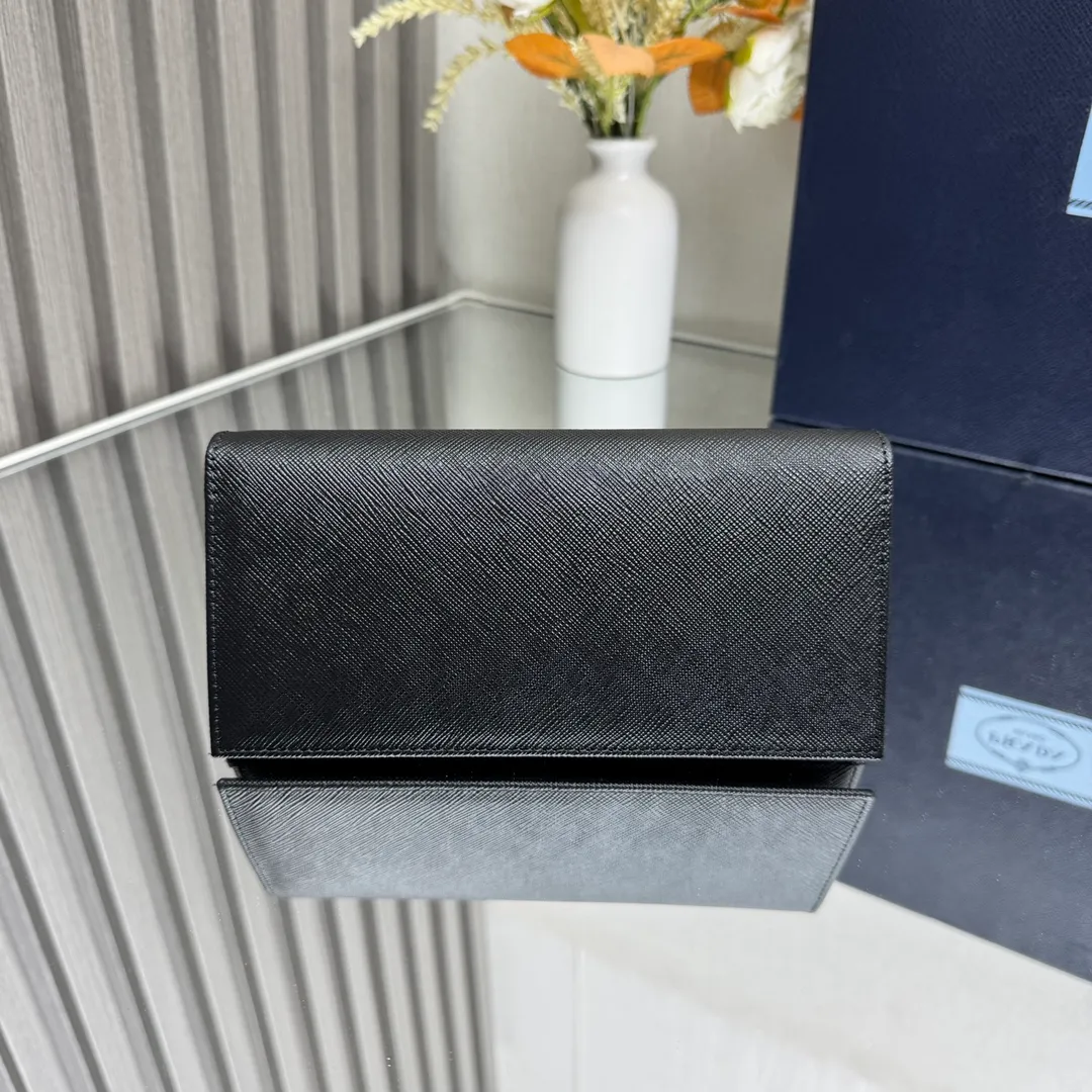 P480 [Top original order] PRADA suit clip wallet 💼Classic, model 2MV836, internal code 164 OEM code 💋 The characteristic of this long wallet is that it is made of Saffiano leather and is decorated with an enameled triangle logo on the front. Open slightly to reveal 1 zippered pocket, fabric lining and 13 card pockets. One banknote compartment, one zipper bag, four ID pockets, thirteen card pockets🏅️🏅️🏅️Dimensions: length 19cm, height 9.5cm