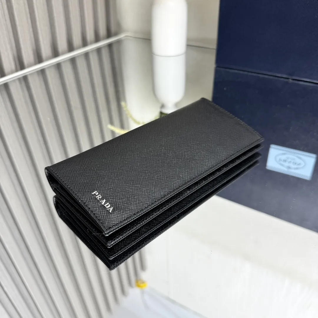 P480 [Top original order] PRADA suit clip wallet 💼Classic, model 2MV836, internal code 164 OEM code 💋 The characteristic of this long wallet is that it is made of Saffiano leather and is decorated with an enameled triangle logo on the front. Open slightly to reveal 1 zippered pocket, fabric lining and 13 card pockets. One banknote compartment, one zipper bag, four ID pockets, thirteen card pockets🏅️🏅️🏅️Dimensions: length 19cm, height 9.5cm