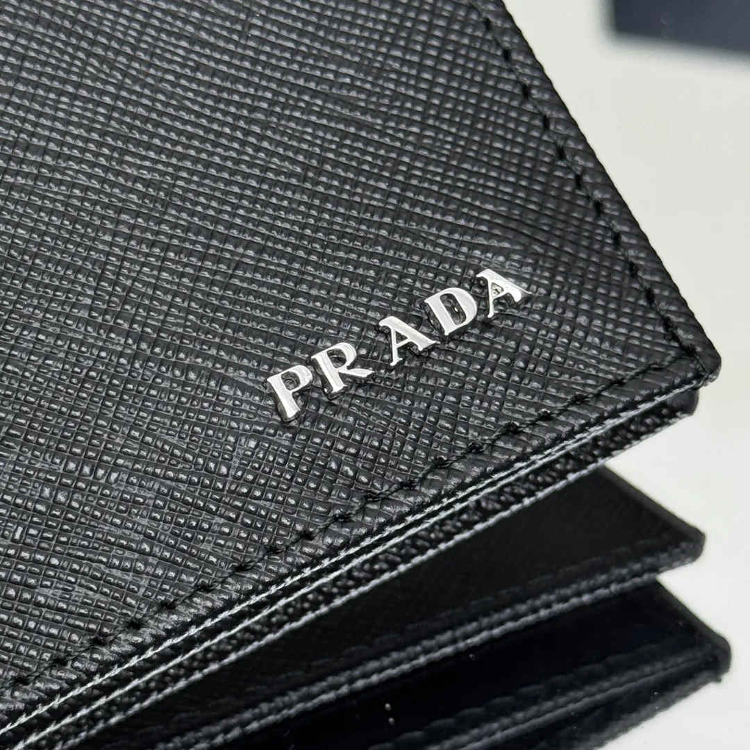 P480 [Top original order] PRADA suit clip wallet 💼Classic, model 2MV836, internal code 164 OEM code 💋 The characteristic of this long wallet is that it is made of Saffiano leather and is decorated with an enameled triangle logo on the front. Open slightly to reveal 1 zippered pocket, fabric lining and 13 card pockets. One banknote compartment, one zipper bag, four ID pockets, thirteen card pockets🏅️🏅️🏅️Dimensions: length 19cm, height 9.5cm