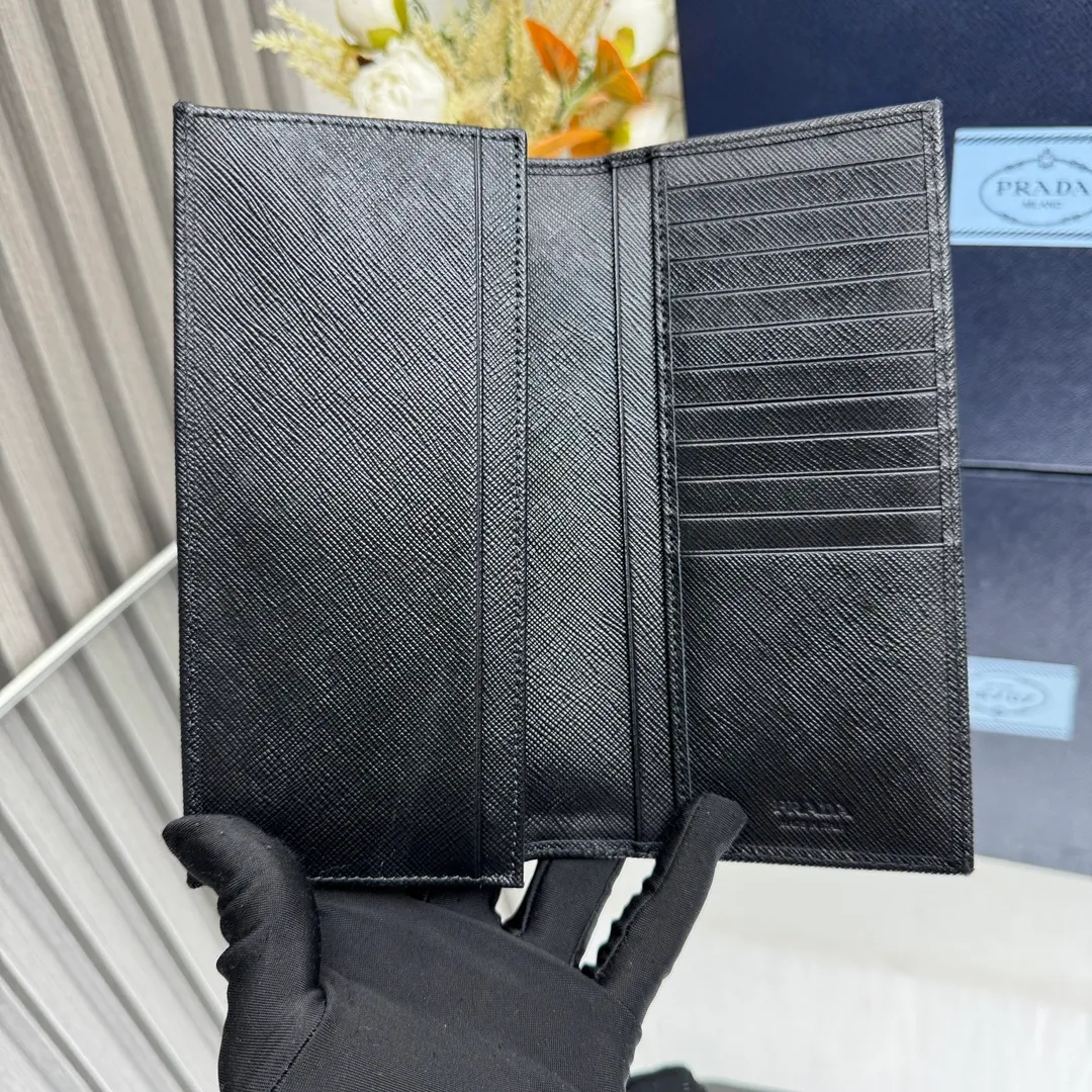 P480 [Top original order] PRADA suit clip wallet 💼Classic, model 2MV836, internal code 164 OEM code 💋 The characteristic of this long wallet is that it is made of Saffiano leather and is decorated with an enameled triangle logo on the front. Open slightly to reveal 1 zippered pocket, fabric lining and 13 card pockets. One banknote compartment, one zipper bag, four ID pockets, thirteen card pockets🏅️🏅️🏅️Dimensions: length 19cm, height 9.5cm