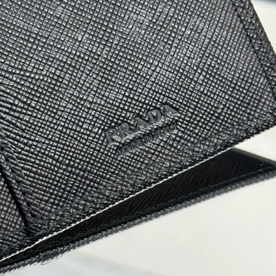 P480 [Top original order] PRADA suit clip wallet 💼Classic, model 2MV836, internal code 164 OEM code 💋 The characteristic of this long wallet is that it is made of Saffiano leather and is decorated with an enameled triangle logo on the front. Open slightly to reveal 1 zippered pocket, fabric lining and 13 card pockets. One banknote compartment, one zipper bag, four ID pockets, thirteen card pockets🏅️🏅️🏅️Dimensions: length 19cm, height 9.5cm